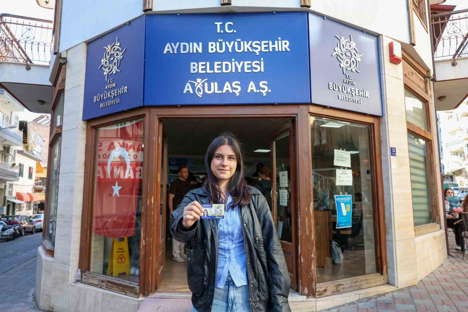 2026-2027 EĞİTİM-ÖĞRETİM YILININ BAŞLAMASIYLA ÜNİVERSİTE ÖĞRENCİLERİNİN AYKART BAŞVURULARINDA YOĞUNLUK YAŞANIRKEN, KAMPÜSLERDE KURULAN STANTLAR İŞLEMLERİ KOLAYLAŞTIRDI.