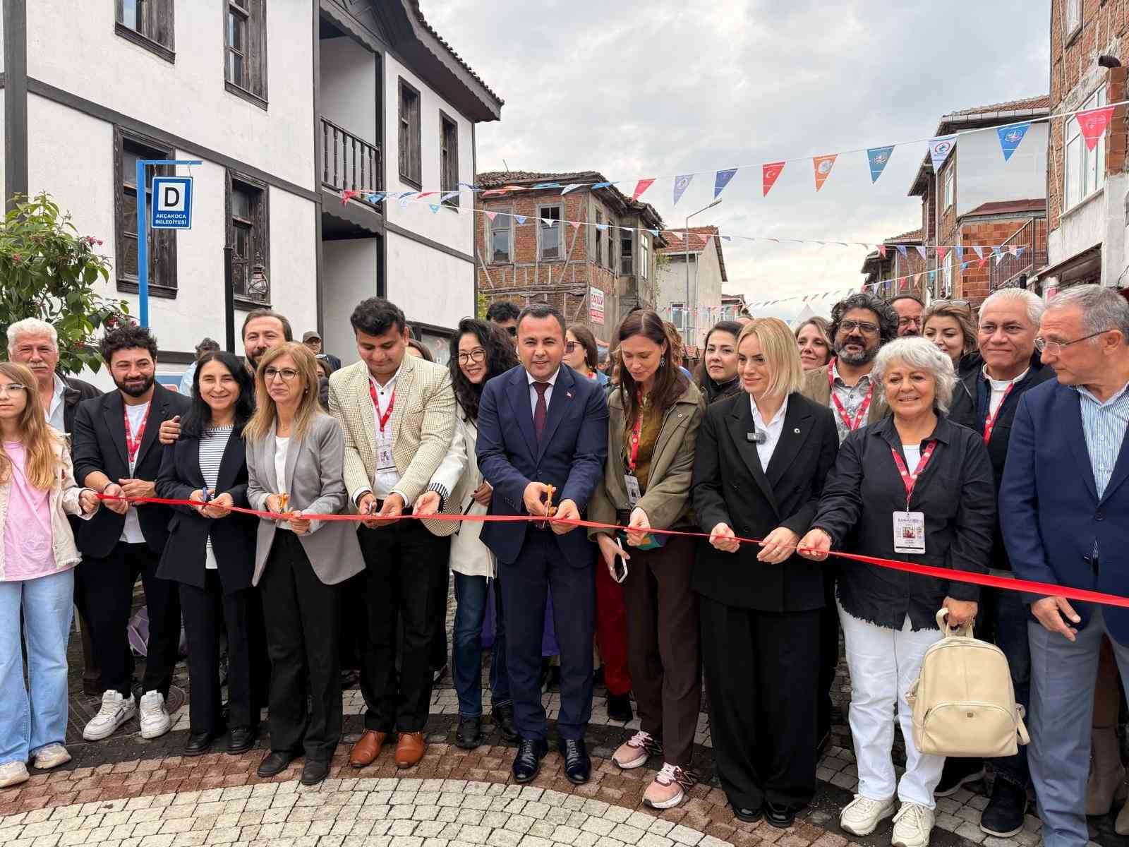 AKÇAKOCA’DA BU YIL İKİNCİSİ DÜZENLENEN ULUSLARARASI SULUBOYA FESTİVALİ, SANATÇILARI VE SANATSEVERLERİ BİR ARAYA GETİRDİ. FESTİVAL KAPSAMINDA İLÇENİN DOĞAL, TARİHİ VE KÜLTÜREL DEĞERLERİ SULUBOYA SANATIYLA FARKLI MEKÂNLARDA SANATSEVERLERLE BULUŞUYOR.
