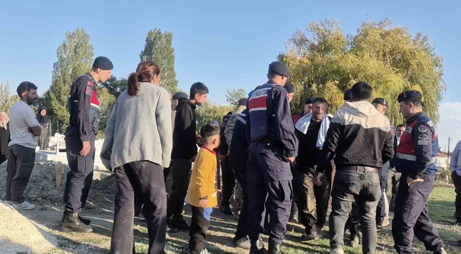 CEZAEVİNDE TUTUKLU BULUNAN ŞÜPHELİNİN BABASI G.A. İSE CENAZEYE JANDARMA GÖZETİMİNDE GETİRİLDİ.