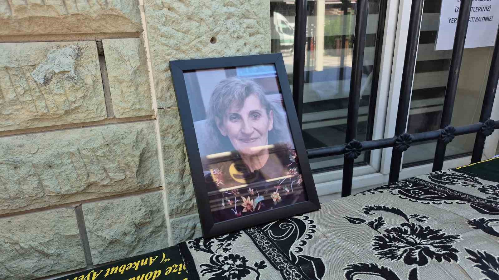 ESKİ ESKİŞEHİR BÜYÜKŞEHİR BELEDİYE BAŞKANI YILMAZ BÜYÜKERŞEN'İN HAYATINI KAYBEDEN KARDEŞİ GÜZİN BÜYÜKERŞEN, KILINAN CENAZE NAMAZININ ARDINDAN ASRİ MEZARLIK'TA TOPRAĞA VERİLDİ.