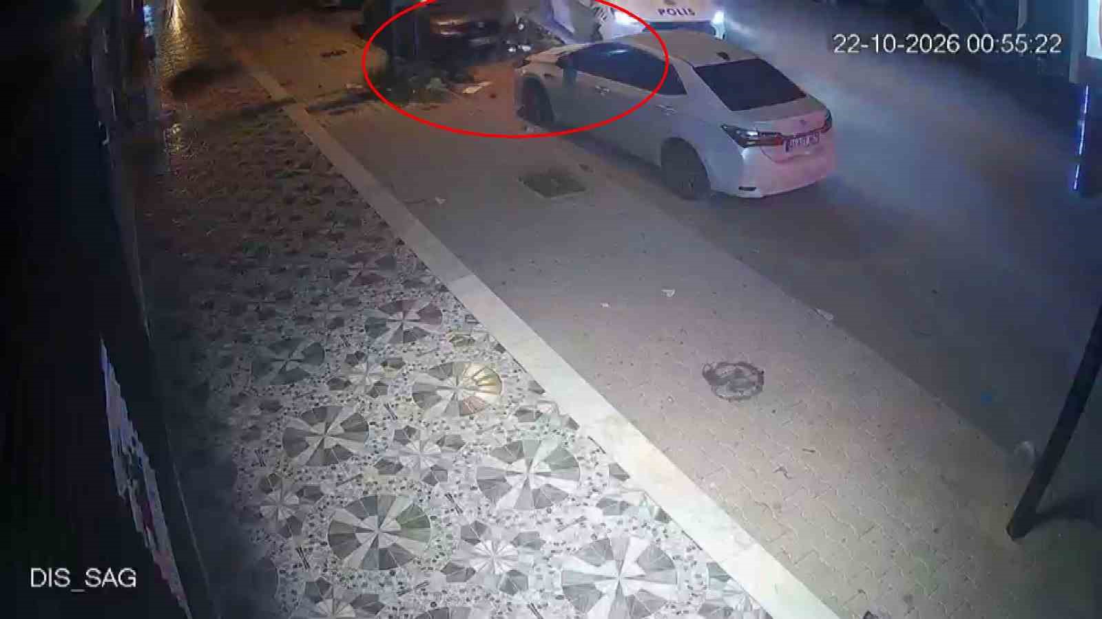 HATAY’IN REYHANLI İLÇESİNDE ÇALINTI MOTOSİKLETİYLE KAÇAN ŞAHIS, POLİS ARACINA ÇARPTI. POLİS ARACINA ÇARPARAK METRELERCE UÇAN ŞAHIS, KOŞARAK KAÇMAYA ÇALIŞTIĞI ANLAR GÜVENLİK KAMERASINA YANSIDI.