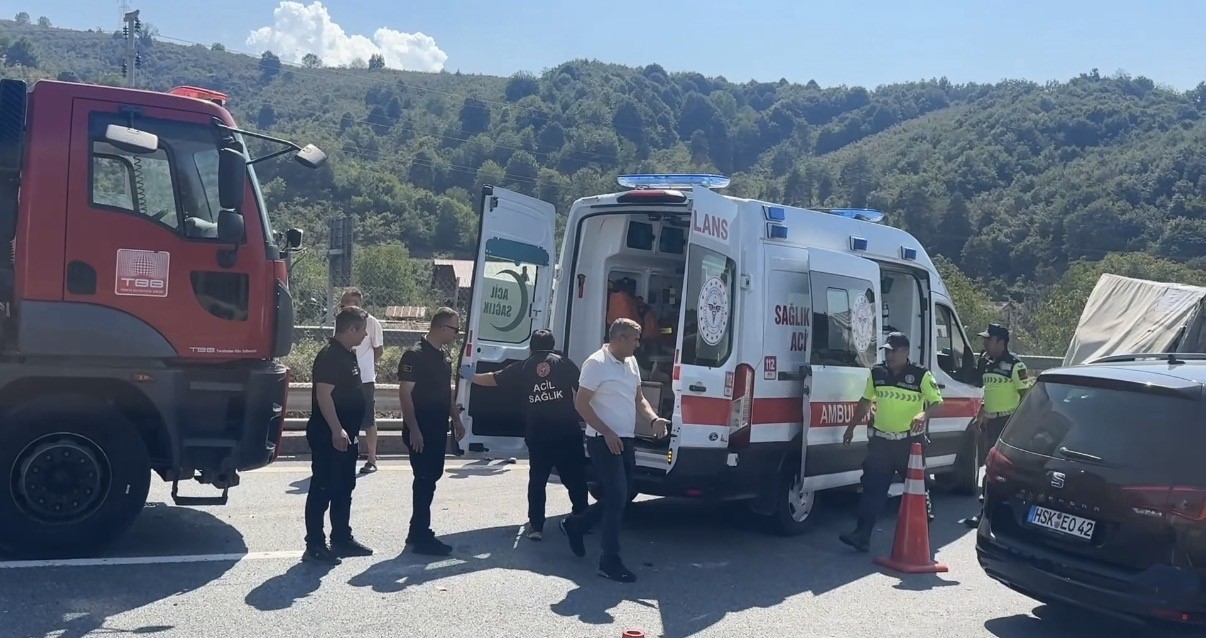 ANADOLU OTOYOLU ASARSUYU KÖPRÜSÜ ÜZERİNDE 2 TIR VE 1 KAMYONETİN KARIŞTIĞI ZİNCİRLEME KAZADA DEVRİLEN KAMYONETİN SÜRÜCÜSÜ YARALANDI.