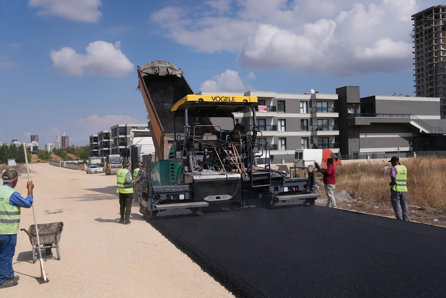 GÖLBAŞI BELEDİYESİ, İLÇENİN ULAŞIM ALTYAPISINI GÜÇLENDİRMEK VE VATANDAŞLARA DAHA KONFORLU ULAŞIM İMKÂNI SUNMAK AMACIYLA EYLÜL AYINDA HACILAR, BALLIKPINAR, KARŞIYAKA, HACIHASAN VE İNCEK MAHALLELERİNDE TOPLAM 22 BİN 500 TON ASFALT SERİMİ GERÇEKLEŞTİRİLDİ.