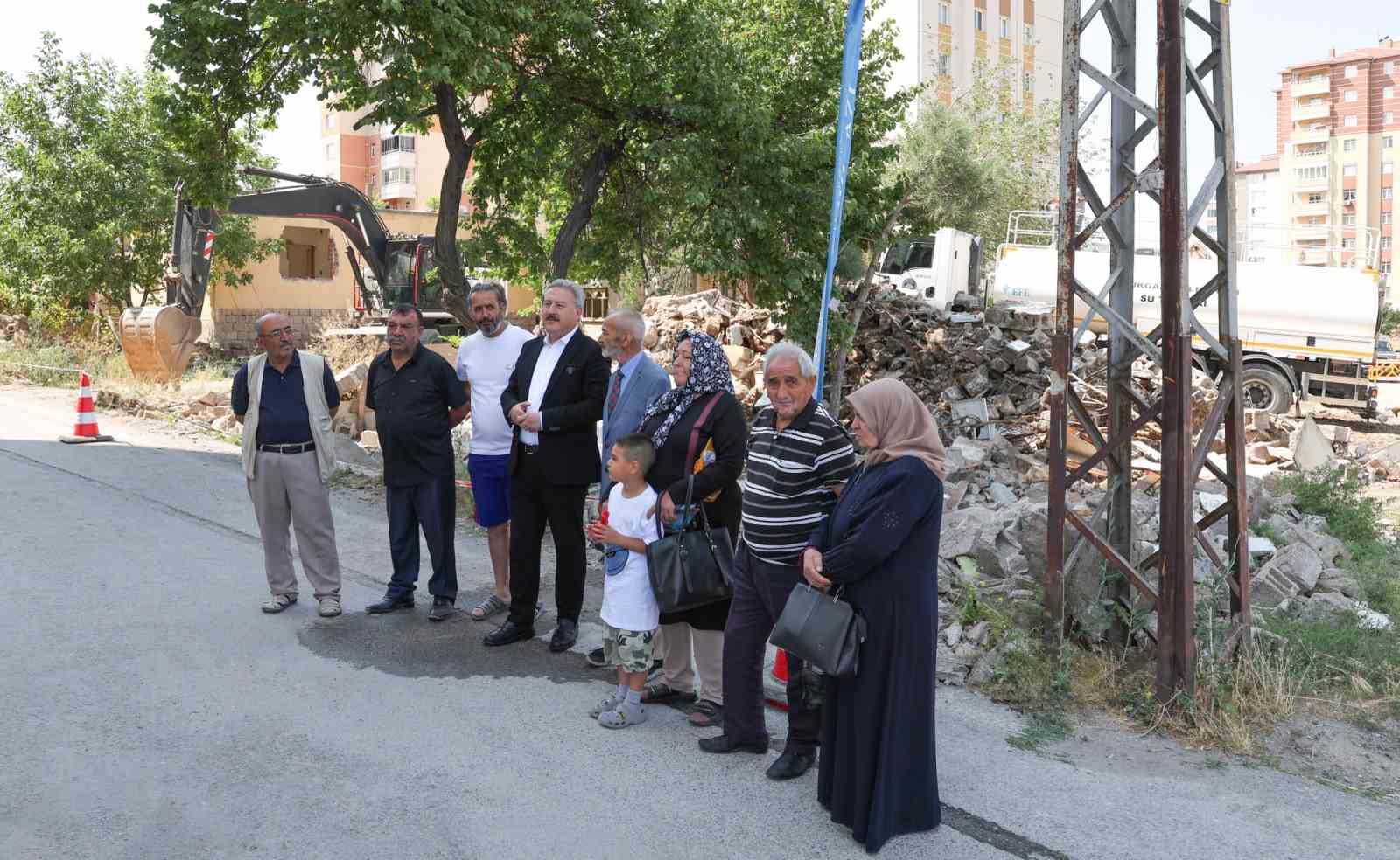MELİKGAZİ'DE 11 FARKLI BÖLGEDE SÜRDÜRDÜĞÜ KENTSEL DÖNÜŞÜM ÇALIŞMALARINA HIZ KESMEDEN DEVAM EDEN MELİKGAZİ BELEDİYESİ; YILDIRIM BEYAZIT MAHALLESİ'NDE ÖMRÜNÜ TAMAMLAMIŞ 9 GECEKONDUNUN YIKIMINI GERÇEKLEŞTİRDİ.