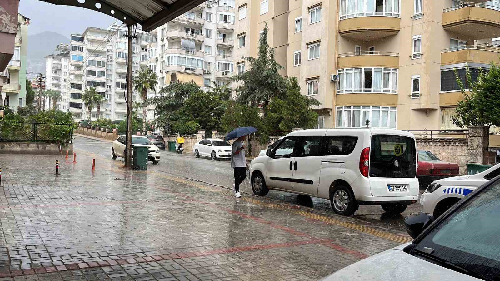 ANTALYA’NIN ALANYA İLÇESİNDE ÖĞLE SAATLERİNDE ETKİLİ OLAN GÖK GÜRÜLTÜLÜ SAĞANAK YAĞIŞ, HAYATI OLUMSUZ ETKİLEDİ. YAKLAŞIK YARIM SAAT ETKİLİ OLAN YAĞIŞIN ARDINDAN HAVA YENİDEN GÜNEŞLİ HAVAYA DÖNDÜ.