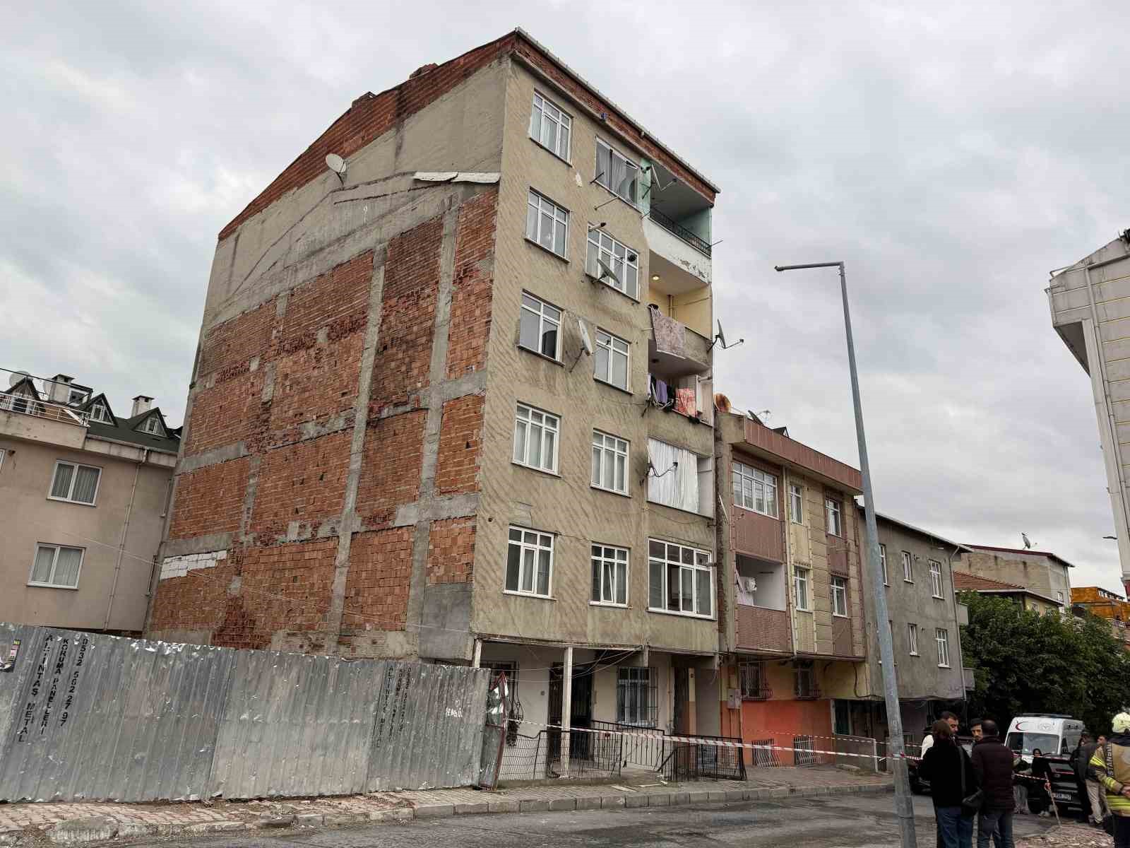 KÜÇÜKÇEKMECE’DE, BİR DAİRENİN BANYOSUNDAKİ FAYANSLARDAKİ ÇATLAMA VE BİNADA ÇATLAMA SESLERİ NEDENİYLE 7 KATLI BİNA TEDBİR AMACIYLA TAHLİYE EDİLDİ.