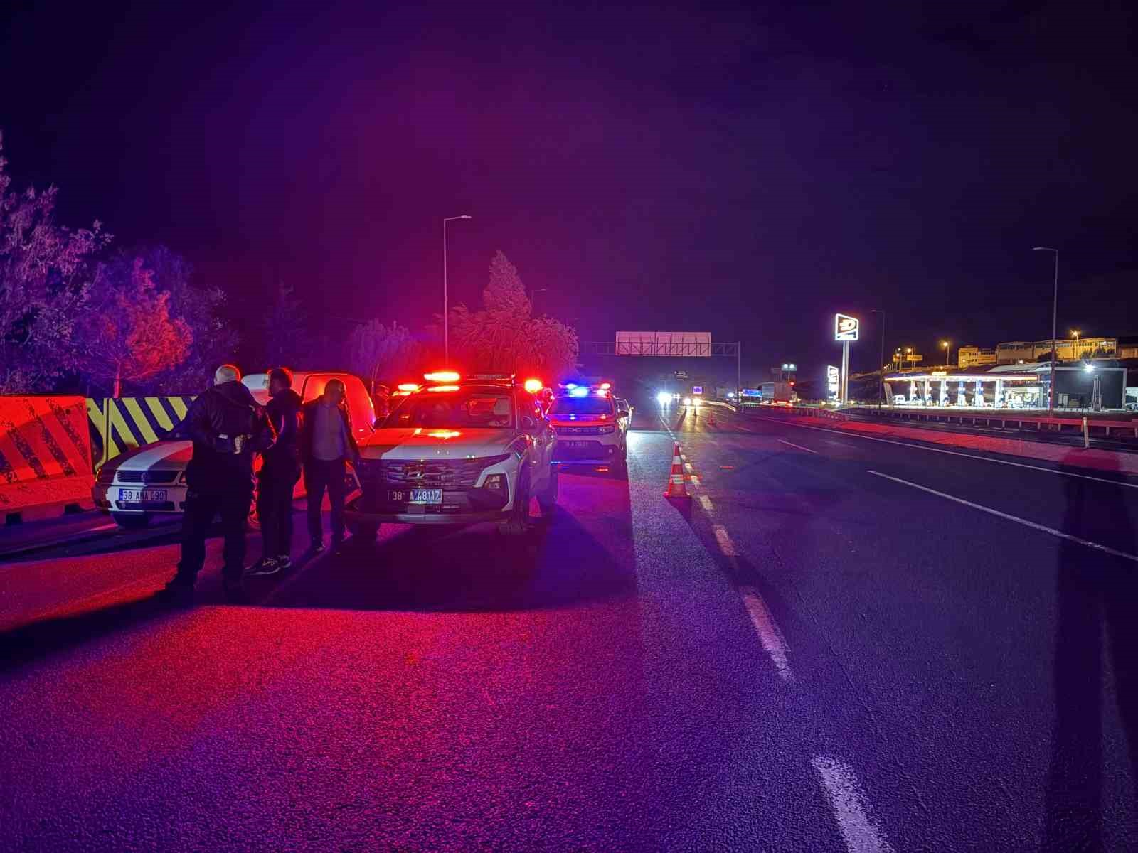 KAYSERİ’NİN MELİKGAZİ İLÇESİNDE ASKER GECESİNDE OTOMATİK AV TÜFEĞİYLE HAVAYA ATEŞ AÇAN ŞAHIS, DOLDUR-BOŞALT YAPARKEN, KENDİNİ VURDU.