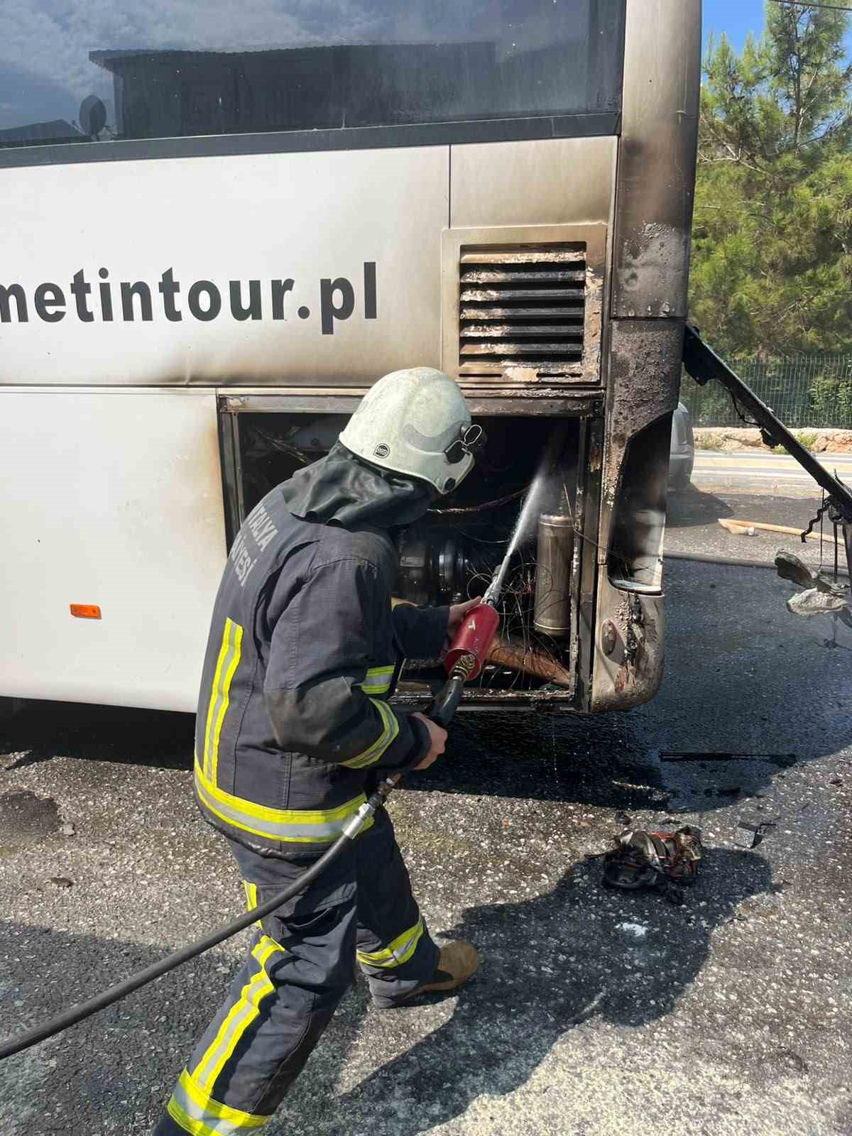 ANTALYA’NIN ALANYA İLÇESİNDE PARK HALİNDEKİ TUR OTOBÜSÜNÜN MOTOR BÖLÜMÜNDE ÇIKAN YANGIN PANİĞE NEDEN OLDU. ŞOFÖRÜN YANGIN TÜPÜYLE MÜDAHALE ETTİĞİ YANGIN, İTFAİYE EKİPLERİNİN ÇALIŞMASIYLA KISA SÜREDE SÖNDÜRÜLDÜ.