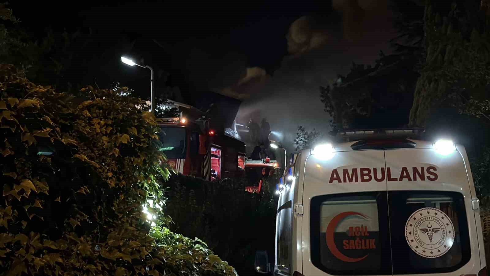 SAKARYA’NIN SAPANCA İLÇESİNDE GECE SAATLERİNDE 2 KATLI VİLLANIN ÇATI KATINDA ÇIKAN YANGIN, EKİPLERİN YOĞUN ÇALIŞMALARI SONUCUNDA SÖNDÜRÜLDÜ.