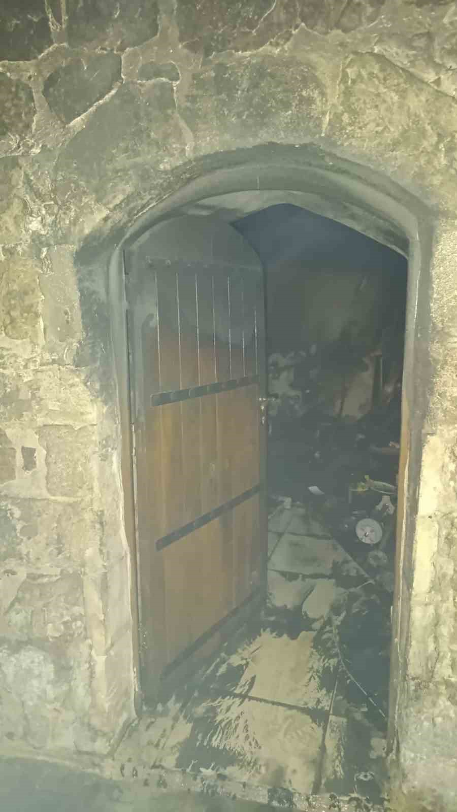 MARDİN'İN ARTUKLU İLÇESİNDE MÜSTAKİL EVDE ÇIKAN YANGIN İTFAİYE EKİPLERİNCE SÖNDÜRÜLDÜ.