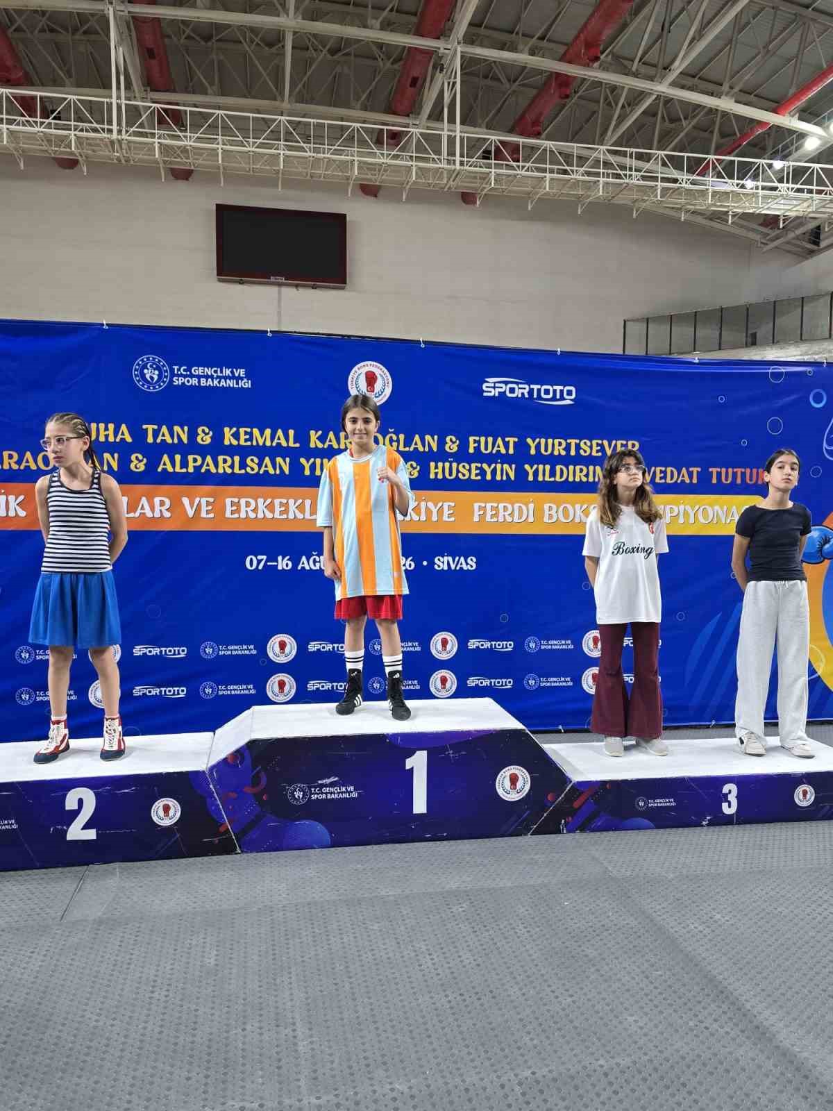 KOCASİNAN BELEDİYESİ SPOR KULÜBÜ, TÜRK SPORUNA YENİ ŞAMPİYONLAR KAZANDIRMAYA DEVAM EDİYOR. KOCASİNAN’IN ALTYAPISINDAN YETİŞEN GENÇ SPORCU BELGİN ERSOY, 7-15 AĞUSTOS 2026 TARİHLERİ ARASINDA SİVAS’TA DÜZENLENEN U-13 ERKEKLER VE KADINLAR TÜRKİYE BOKS ŞAMPİYONASI’NDA 34 KİLOGRAMDA TÜRKİYE ŞAMPİYONU OLARAK BÜYÜK BİR BAŞARIYA İMZA ATTI.