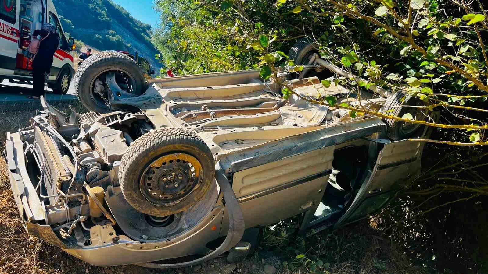 BİLECİK’TE OTOMOBİL TAKLA ATTI: 2 YARALI
