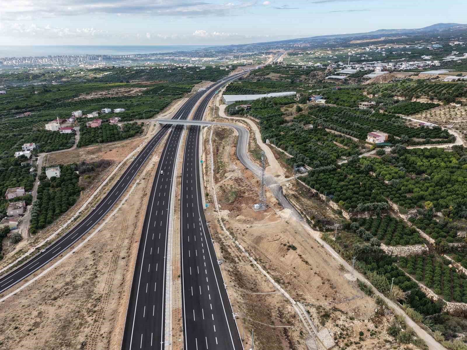 TÜRKİYE'NİN ÖNEMLİ ÜRETİM VE TURİZM ŞEHİRLERİ ARASINDA İLK SIRALARDA YER ALAN MERSİN'DE ULAŞIMI RAHATLATACAK OLAN ÇEŞMELİ-ERDEMLİ-SİLİFKE-TAŞUCU OTOYOLU'NUN ÇEŞMELİ-KIZKALESİ KESİMİ HİZMETE GİRDİ.