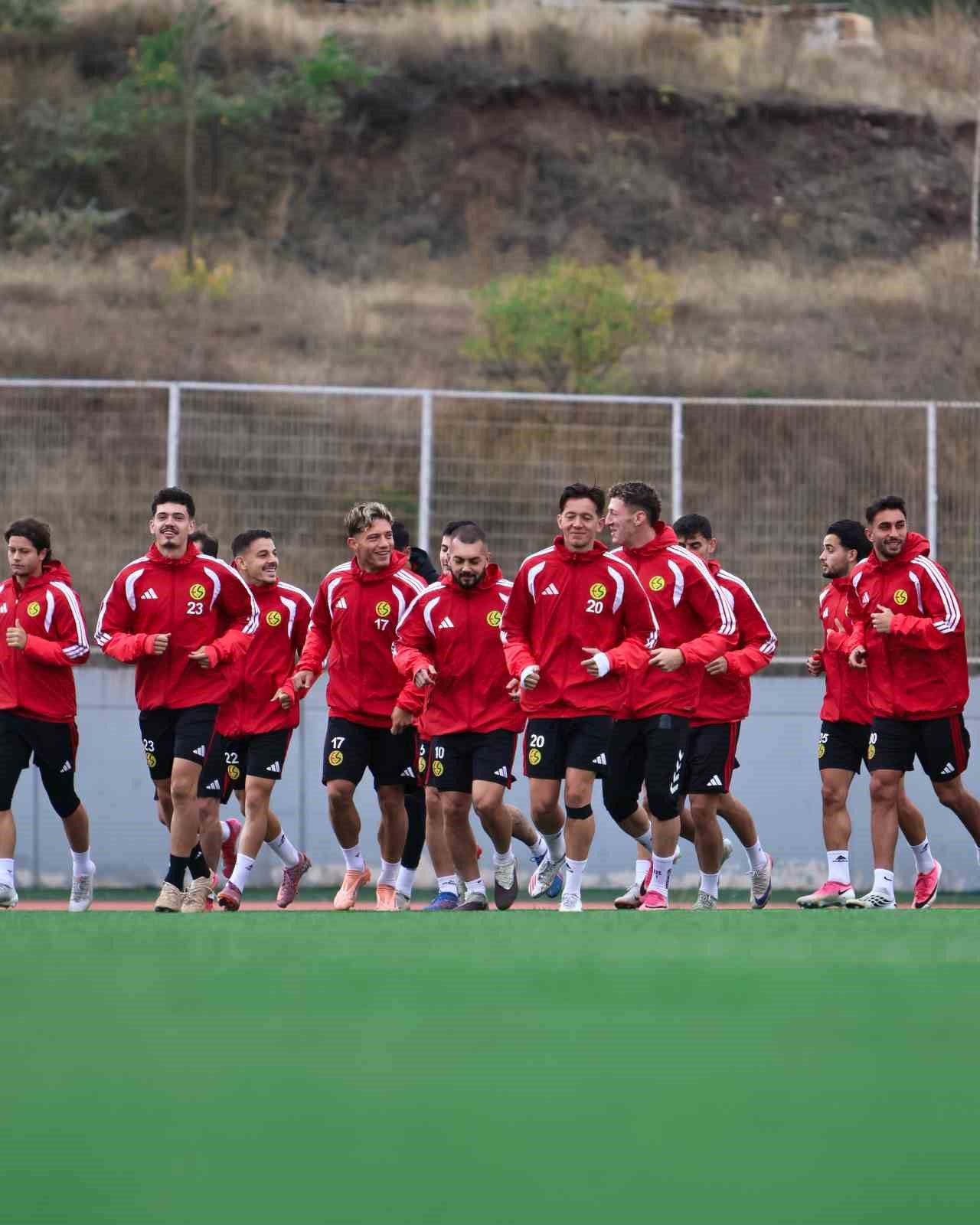 TFF 3. LİG 2. GRUP'TA MÜCADELE EDEN ESKİŞEHİRSPOR, 1922 AKŞEHİR SK MAÇI İÇİN HAZIRLIKLARINI SÜRDÜRÜYOR.