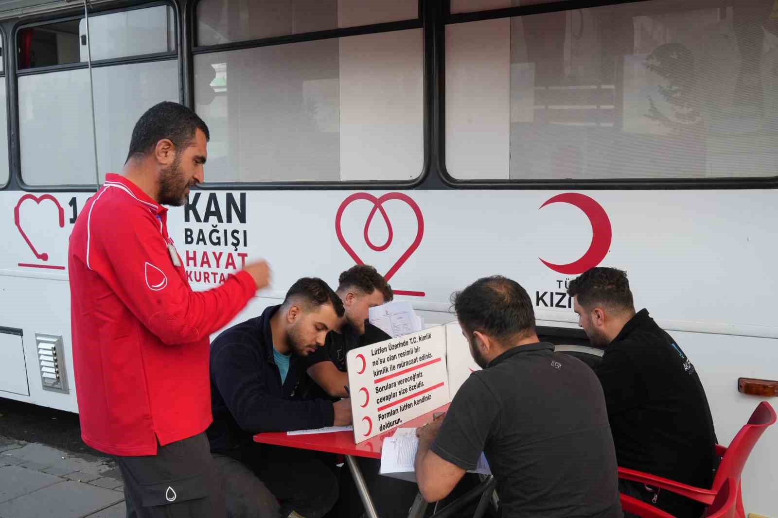MUŞ’TA KIZILAY TARAFINDAN SÜRDÜRÜLEN KAN BAĞIŞI KAMPANYASINA VATANDAŞLARIN İLGİSİ DÜŞÜK KALDI.