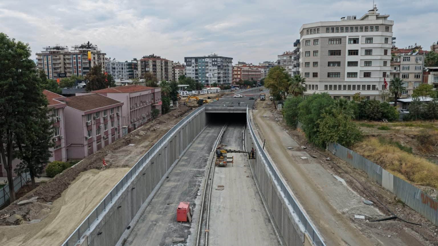 AYDIN BÜYÜKŞEHİR BELEDİYE BAŞKANI ÖZLEM ÇERÇİOĞLU, YENİ DÖRTYOL KÖPRÜLÜ KAVŞAĞI’NDA ZEMİN İYİLEŞTİRME VE ALTYAPI ÇALIŞMALARININ TAMAMLANDIĞINI, ELEKTRİK, AYDINLATMA VE DRENAJ HATTI ÇALIŞMALARININ İSE SÜRDÜĞÜNÜ AÇIKLADI.