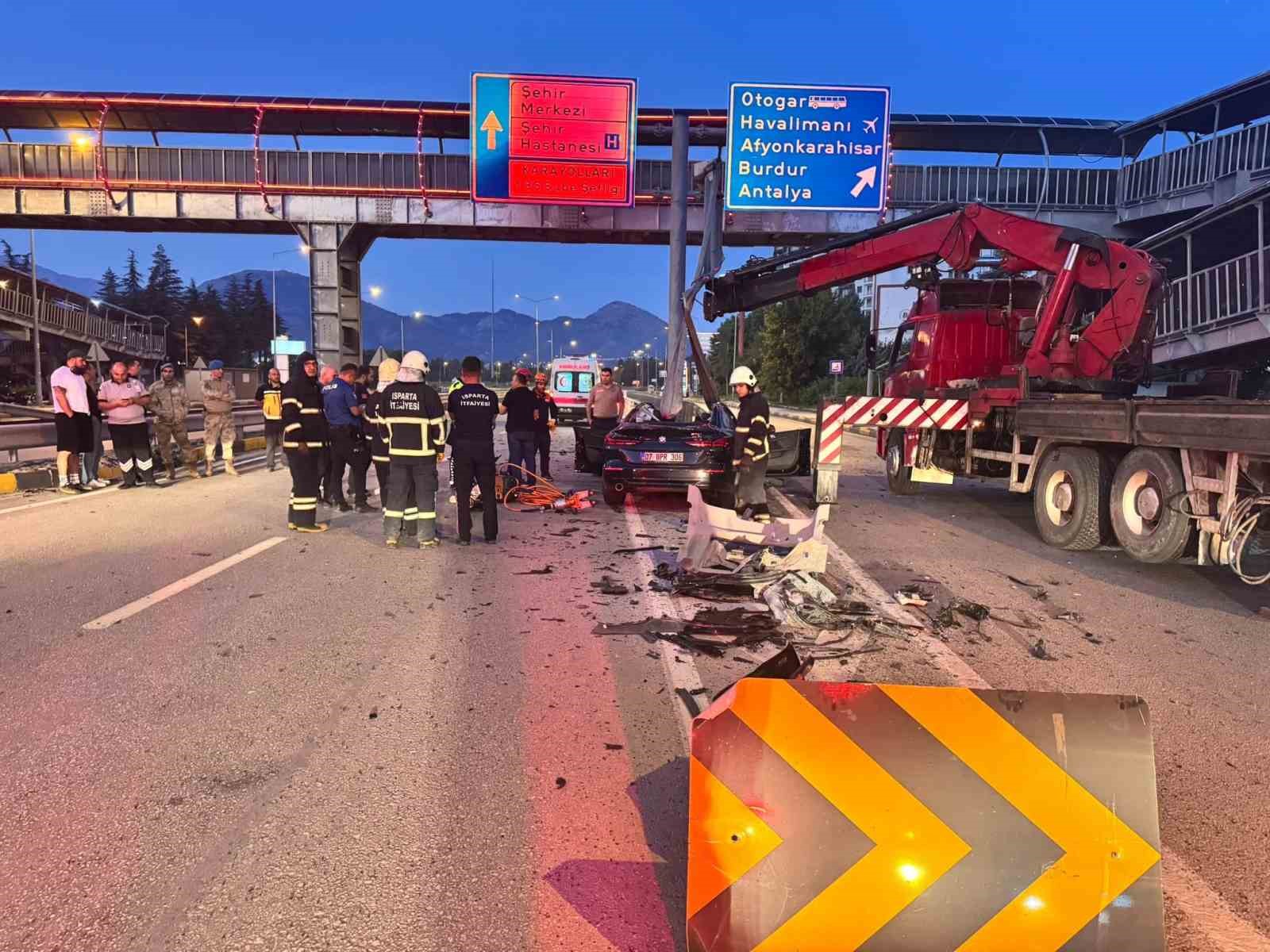 EĞİRDİR-ISPARTA KARAYOLUNDA KONTROLDEN ÇIKAN OTOMOBİL REFÜJ BARİYERLERİNE ÇARPTI. ARAÇTA SIKIŞAN 44 YAŞINDAKİ SÜRÜCÜ METİN GÖKMEN, OLAY YERİNDE HAYATINI KAYBETTİ.