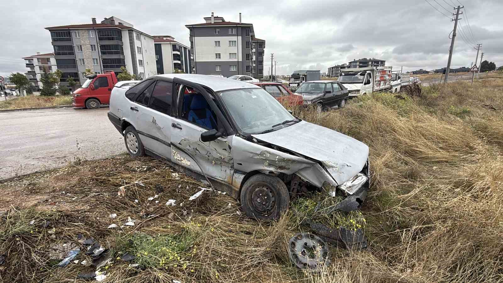 KİMLİĞİ BELİRSİZ BİR SÜRÜCÜNÜN KULLANDIĞI ARAÇ, YOL KENARINDA PARK HALİNDEKİ OTOMOBİLE ÇARPTI. ÇARPMANIN ŞİDDETİYLE PARK HALİNDEKİ ARAÇ YOL KENARINDAKİ ARAZİYE SAVRULDU