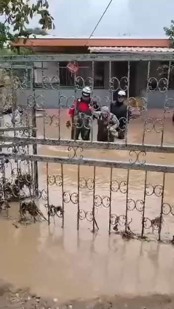 BURSA’NIN MUDANYA İLÇESİNE BAĞLI ESENCE BÖLGESİNDE ETKİLİ OLAN SAĞANAK YAĞIŞIN ARDINDAN MEYDANA GELEN SEL VE SU BASKINLARINA YÖNELİK MÜDAHALE ÇALIŞMALARI ARALIKSIZ SÜRÜYOR. EV VE PANSİYONLARDA SU TAHLİYE VE TEMİZLİK ÇALIŞMALARI YÜRÜTÜLÜRKEN, CADDE, SAHİL ŞERİDİ VE MAZGALLARDA DA TEMİZLİK ÇALIŞMASI GERÇEKLEŞTİRİLİYOR. (ARŞİV)
