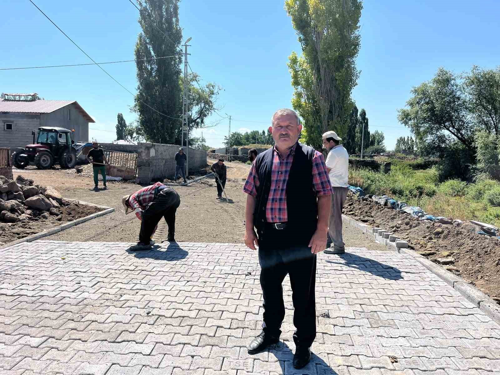 AKYAKA’DA KÖY YOLLARININ KİLİT PARKE TAŞ YAPIMI SÜRÜYOR(KARS-İHA)