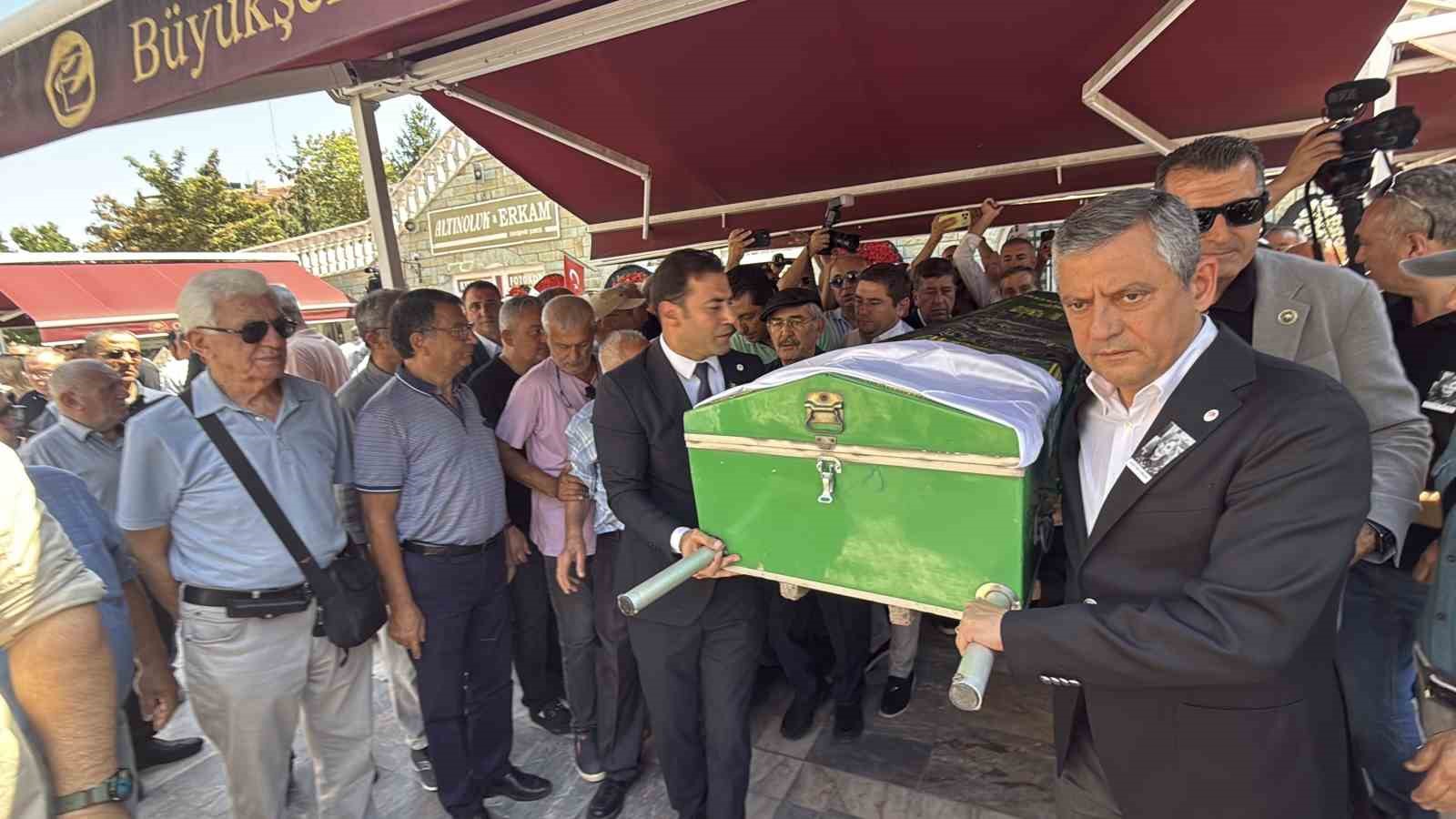ESKİ ESKİŞEHİR BÜYÜKŞEHİR BELEDİYE BAŞKANI YILMAZ BÜYÜKERŞEN'İN 78 YAŞINDA HAYATINI KAYBEDEN KARDEŞİ GÜZİN BÜYÜKERŞEN, KILINAN CENAZE NAMAZININ ARDINDAN ASRİ MEZARLIK'TA TOPRAĞA VERİLDİ.