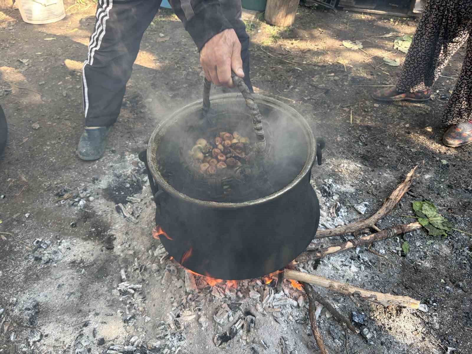 ANTALYA’NIN İBRADI İLÇESİNE BAĞLI ÜRÜNLÜ MAHALLESİ’NDE VATANDAŞLAR, ATALARINDAN MİRAS KALAN GELENEKSEL YÖNTEMLE YERLİ İNCİRLERİNİ KIŞA HAZIRLIYOR.