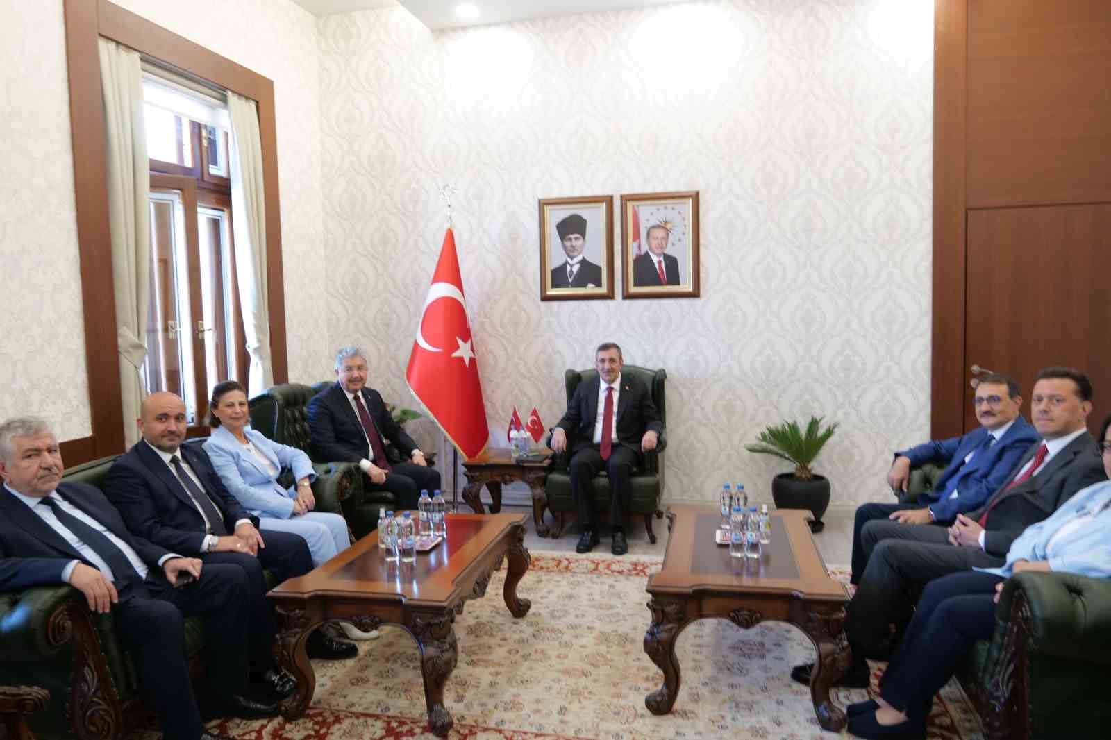 CUMHURBAŞKANI YARDIMCISI CEVDET YILMAZ, ESKİŞEHİR VALİLİĞİNE ZİYARETTE BULUNDU.
