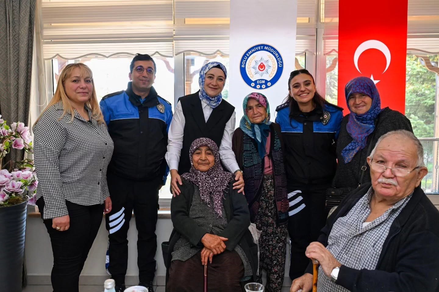 BOLU’DA 1 EKİM DÜNYA YAŞLILAR GÜNÜ DOLAYISIYLA DÜZENLENEN ETKİNLİKTE POLİS EŞLERİ, YAŞLILARLA BİR ARAYA GELDİ.
