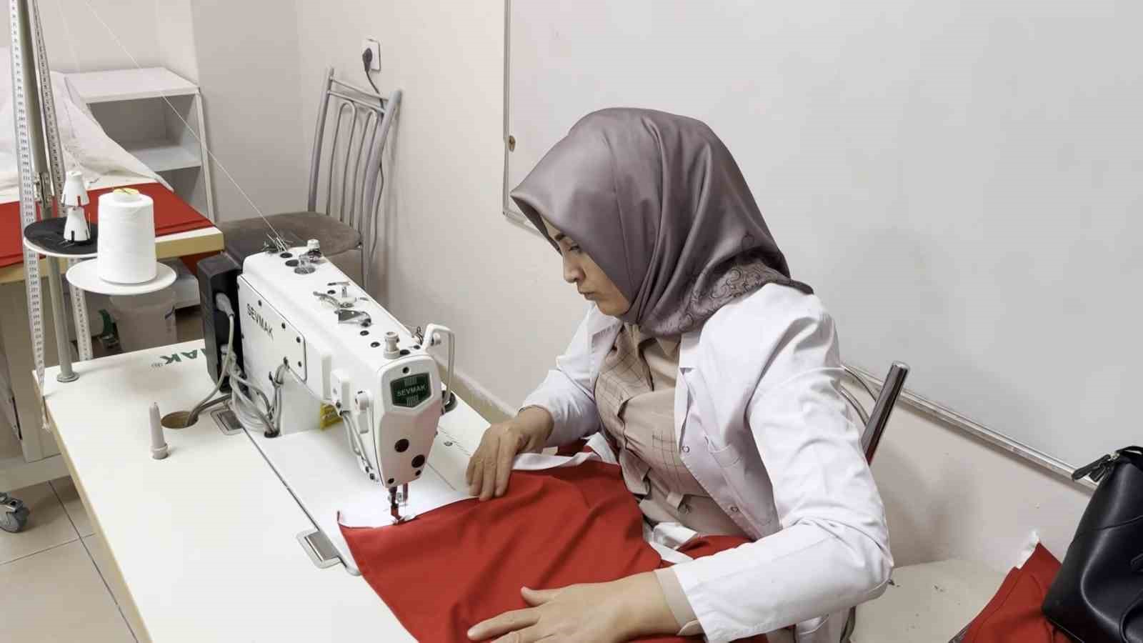AY-YILDIZLI AL BAYRAK USTA ÖĞRETİCİ VE KURSİYERLERİN ELLERİNDE VARLIK BULUYOR