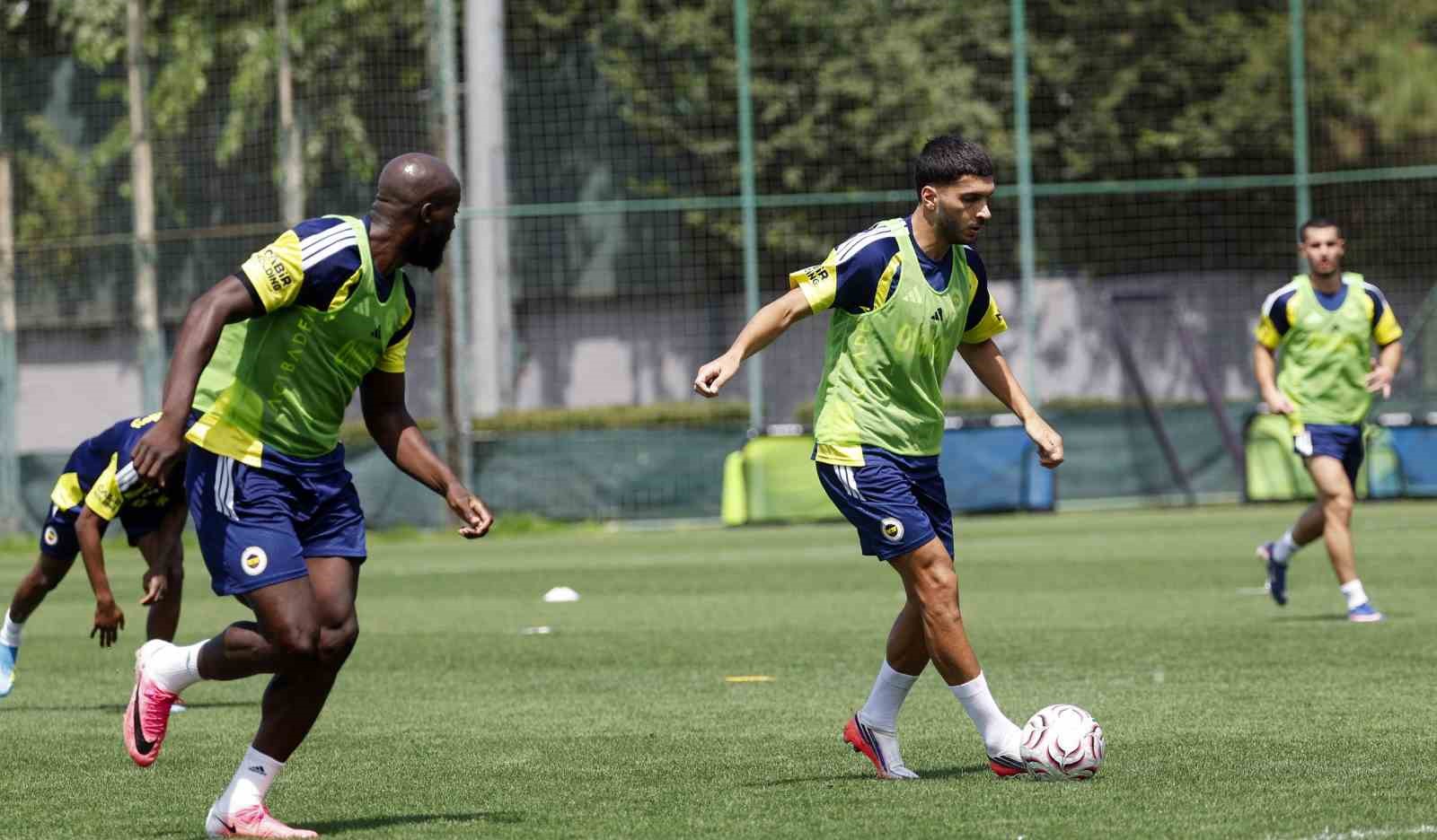 FENERBAHÇE, TRENDYOL SÜPER LİG’İN 2. HAFTASINDA 22 AĞUSTOS CUMARTESİ GÜNÜ SAAT 21.30’DA KONYASPOR İLE OYNAYACAĞI MAÇIN HAZIRLIKLARINA YAPTIĞI ANTRENMANLA BAŞLADI.