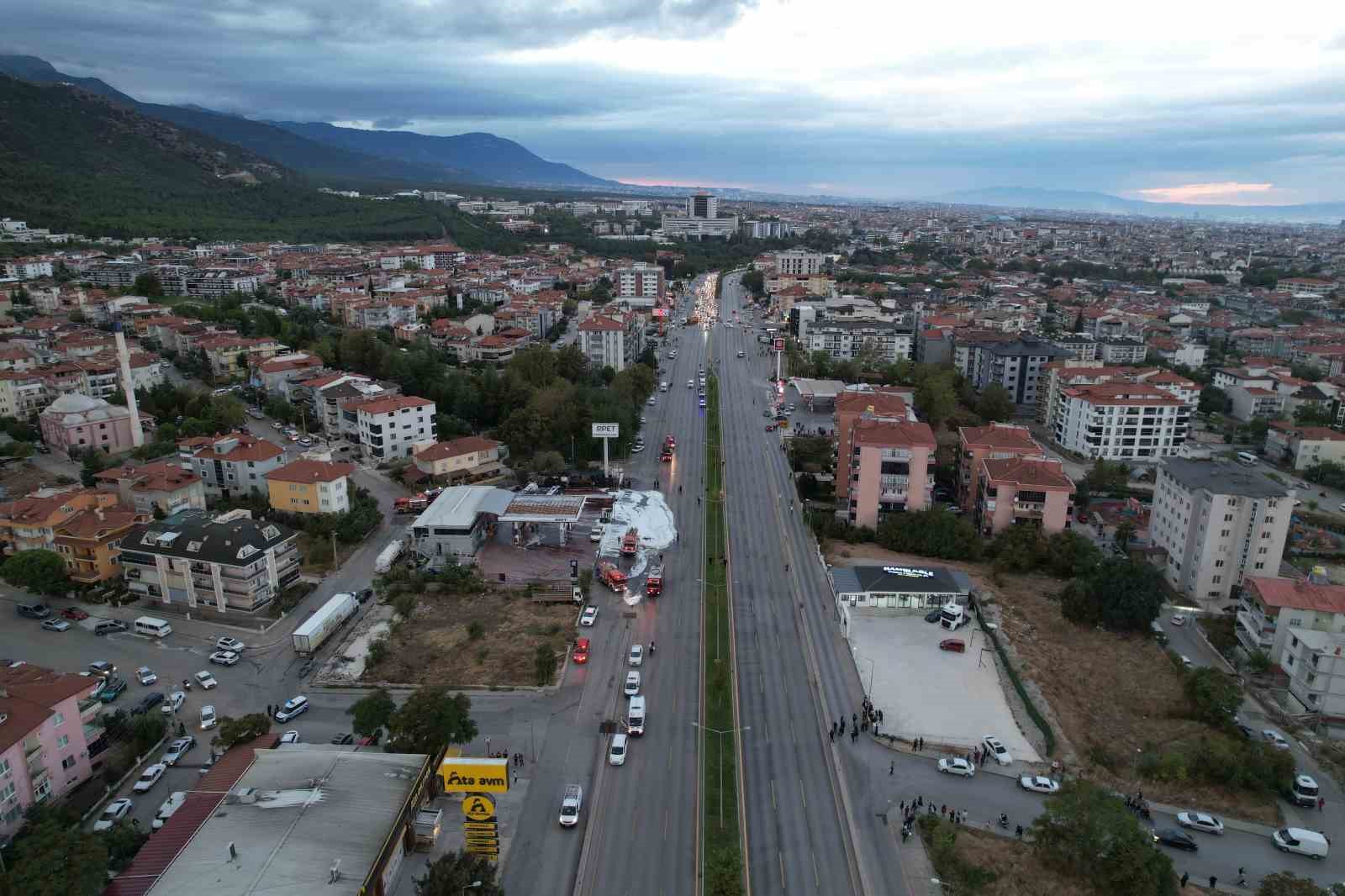 ENİZLİ’DE AKARYAKIT İSTASYONUNDA YAKIT İKMALİ YAPAN TANKERDE ÇIKAN YANGIN İTFAİYE EKİPLERİNİN YANGIN SÖNDÜRME KÖPÜĞÜ MÜDAHALESİYLE SÖNDÜRÜLDÜ. SOĞUTMA ÇALIŞMALARI DRONE İLE AVADAN GÖRÜNTÜLENDİ.