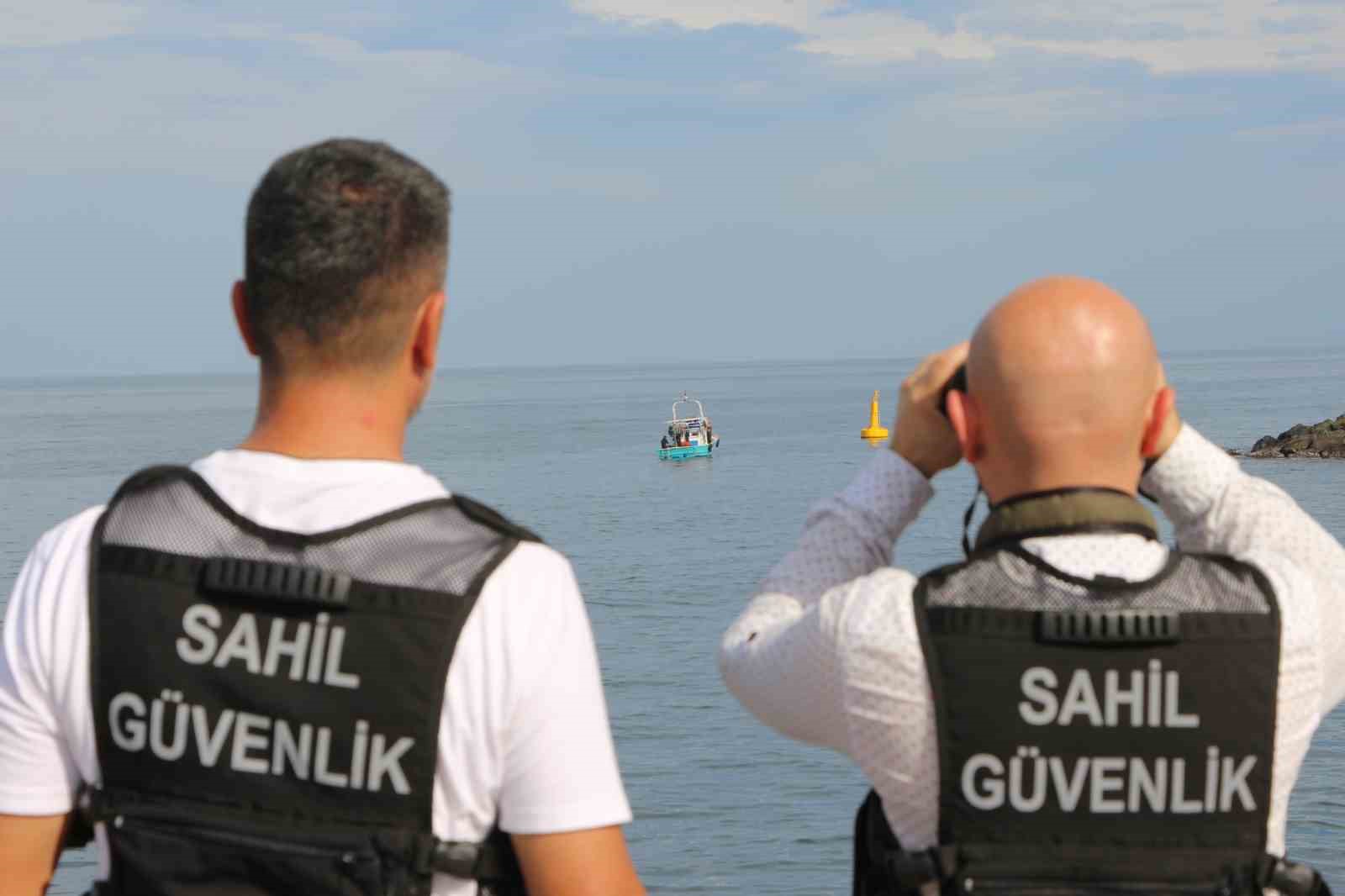 KARADENİZ'DE PALAMUT AVININ YOĞUNLAŞMASIYLA BİRLİKTE BALIKÇI TEKNELERİNİN HAREKETLİLİĞİ ARTARKEN, SAHİL GÜVENLİK DOĞU KARADENİZ GRUP KOMUTANLIĞI EKİPLERİ DENETİMLERİNİ KARADAN, HAVADAN VE DENİZDEN SÜRDÜRÜYOR.