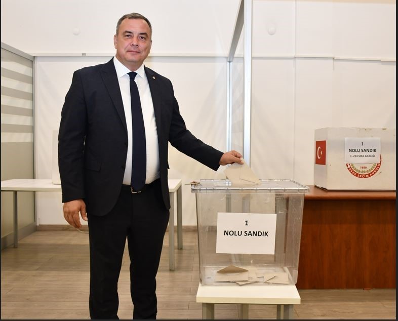 AYDIN TİCARET BORSASI’NDA SEÇİM HEYECANI SONA ERERKEN, AYDIN TİCARET BORSASI MEVCUT YÖNETİM KURULU BAŞKANI FEVZİ ÇONDUR, BORSA ÜYELERİNİN OYLARIYLA YENİDEN BAŞKAN SEÇİLEREK GÜVEN TAZELEDİ.