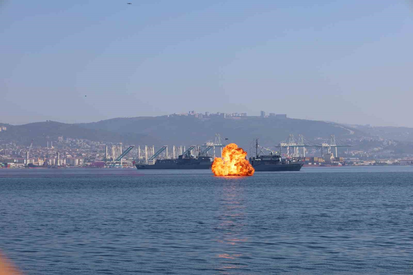 KOCAELİ'DE DÜZENLENEN TEKNOFEST MAVİ VATAN'DA SAT VE SAS KOMANDOLARININ GERÇEKLEŞTİRDİĞİ REHİNE KURTARMA OPERASYONU İLGİYLE İZLENDİ.