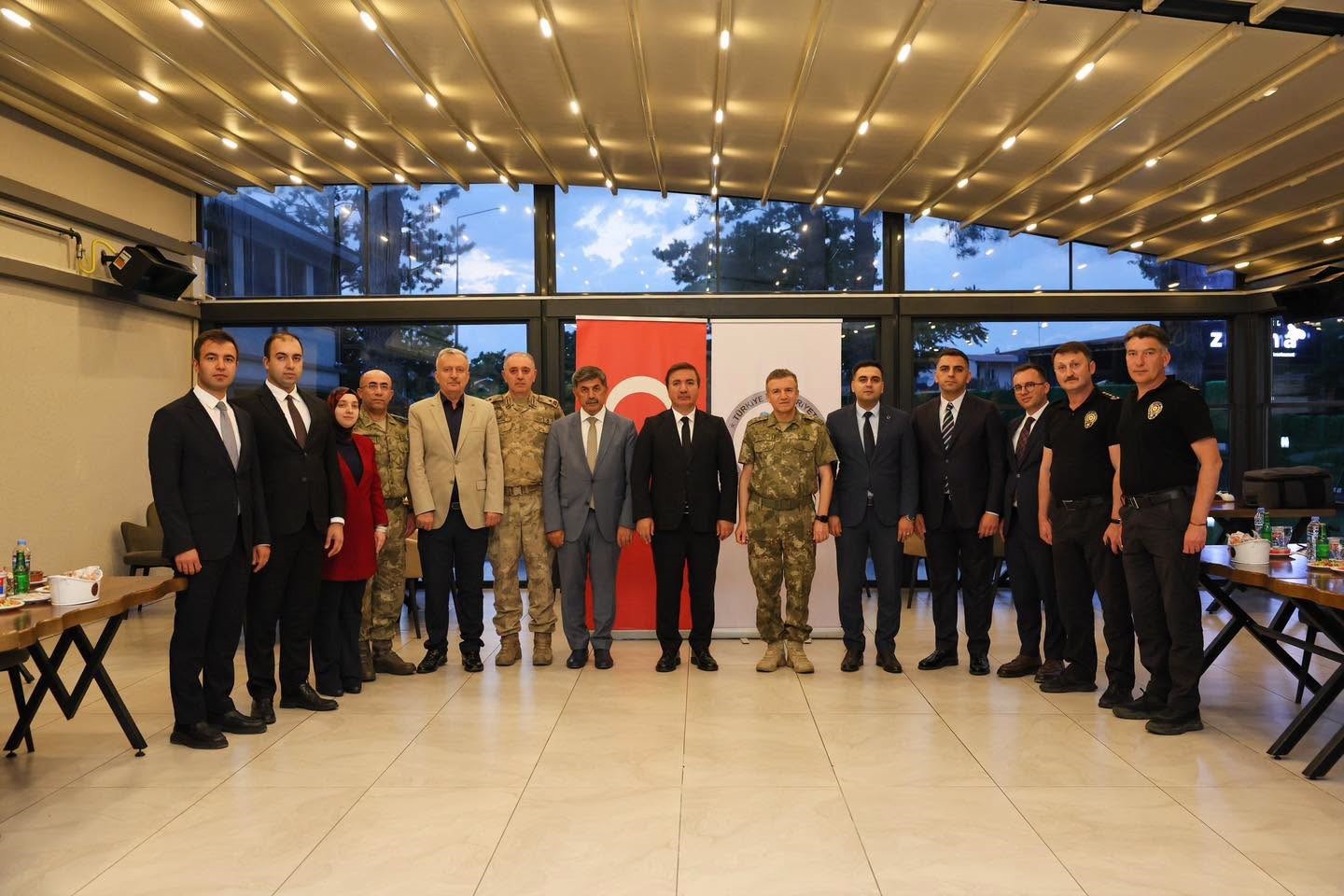 ERZİNCAN VALİSİ HAMZA AYDOĞDU, CUMHURBAŞKANLIĞI KARARNAMESİ İLE GÖREV YERLERİ DEĞİŞEN 3. ORDU KOMUTANI KORGENERAL TUNCAY ALTUĞ İLE İL JANDARMA KOMUTANI TUĞGENERAL VEYSEL YANIK İÇİN DÜZENLENEN VEDA PROGRAMINA KATILDI