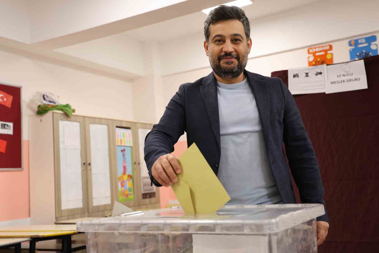 ELAZIĞ İŞ DÜNYASININ YENİ DÖNEM YÖNETİM KADROSUNU BELİRLEYECEK ORGAN SEÇİMLERİNDE, MESLEK KOMİTESİ VE MECLİS ÜYELİĞİ İÇİN OY VERME İŞLEMİ GERÇEKLEŞTİRİLİYOR