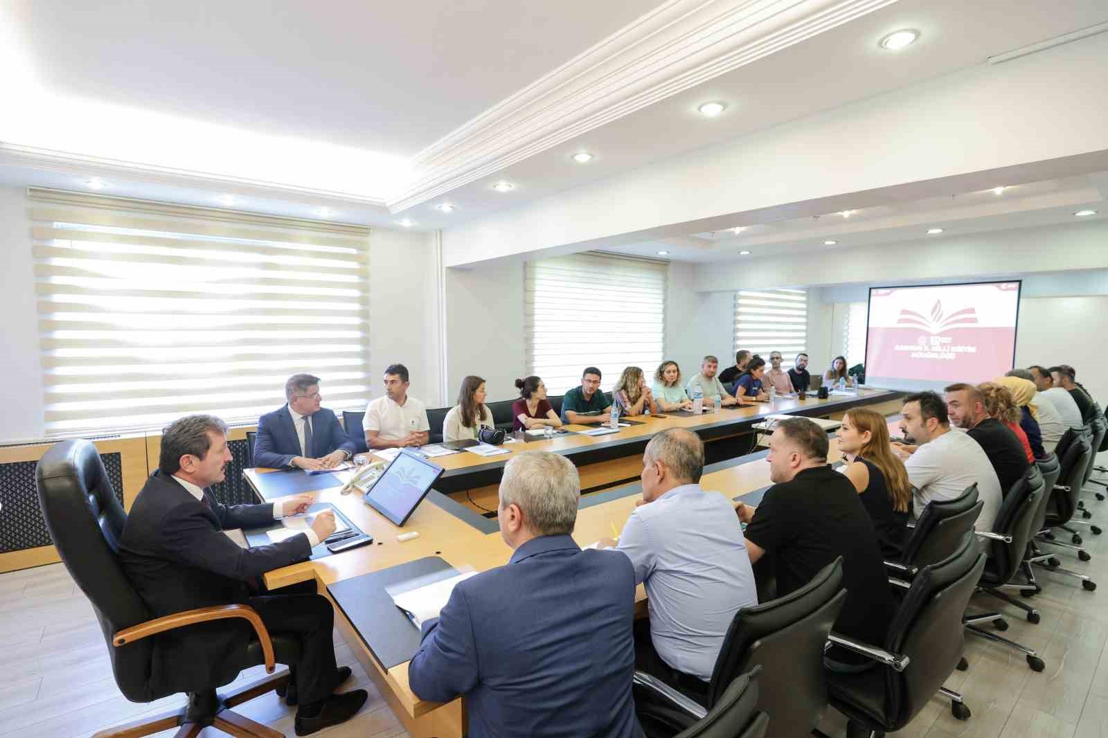 EĞİTİM YATIRIMLARININ DEĞERLENDİRİLDİĞİ TOPLANTI, SAMSUN VALİSİ ORHAN TAVLI’NIN BAŞKANLIĞINDA GERÇEKLEŞTİRİLDİ. TOPLANTIYA İLKADIM KAYMAKAMI VE YİKOB BAŞKANI ABDULKADİR DEMİR, İL MİLLÎ EĞİTİM MÜDÜRÜ DR. MURAT AĞAR, YATIRIM İZLEME MÜDÜRÜ FATİH ERCAN İLE İLGİLİ ŞUBE MÜDÜRLERİ, ŞEFLER VE PERSONEL KATILDI.