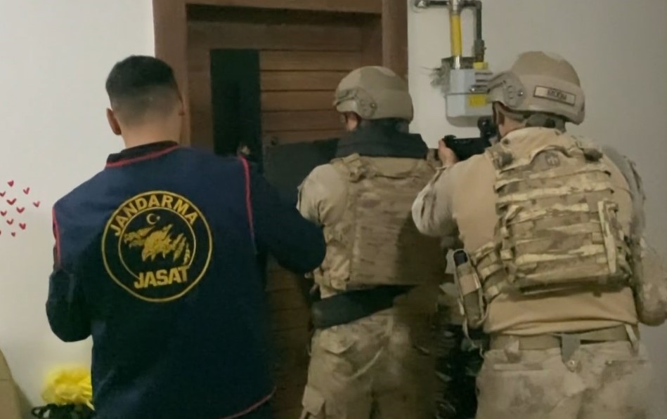 KİLİS'TE, 15 TEMMUZ 2014 TARİHİNDE BİR SULAMA KUYUSUNDA ÖLÜ BULUNAN VE DAHA ÖNCE TAKİPSİZLİK KARARI VERİLEN KHALED TAYSON'UN ÖLÜMÜNE İLİŞKİN DOSYA YENİDEN İNCELENEREK 3 ŞÜPHELİ GÖZALTINA ALINDI.