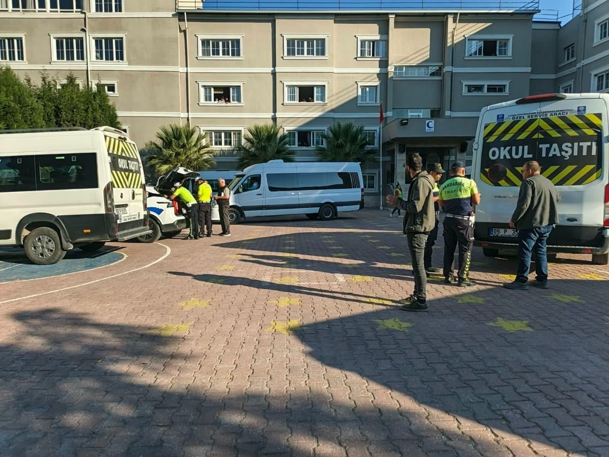 AYDIN'IN SÖKE İLÇESİNDE YENİ EĞİTİM ÖĞRETİM DÖNEMİNİN BAŞLAMASIYLA BİRLİKTE ÖĞRENCİ SERVİS ARAÇLARINA YÖNELİK DENETİM GERÇEKLEŞTİRİLDİ.