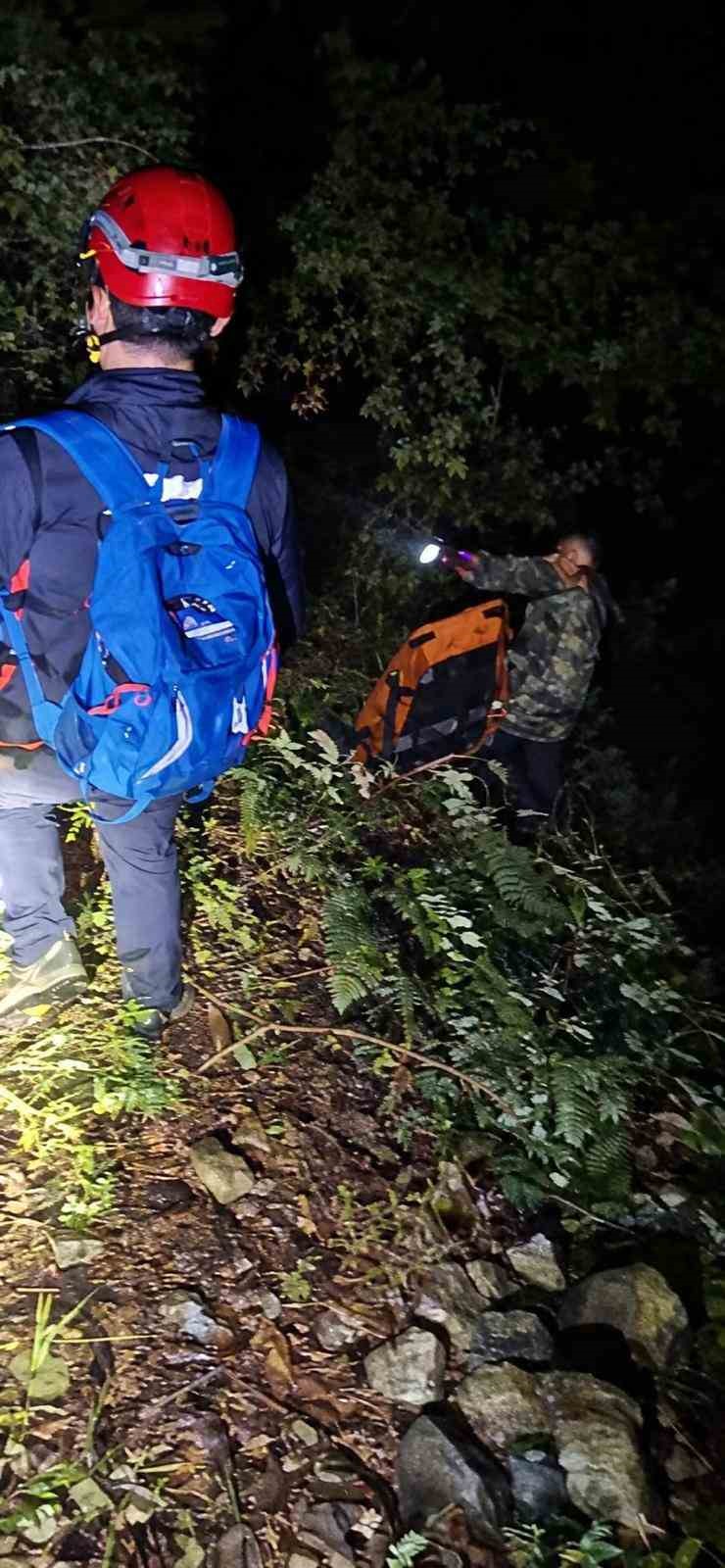 ARTVİN’İN YUSUFELİ İLÇESİNDE CEVİZLİ KÖYÜ MEZRASINA GİDERKEN YAKLAŞIK 300 METRELİK UÇURUMA YUVARLANAN ARAÇTAKİ BABA HAYATINI KAYBETTİ, İKİ ÇOCUĞU YARALANDI.