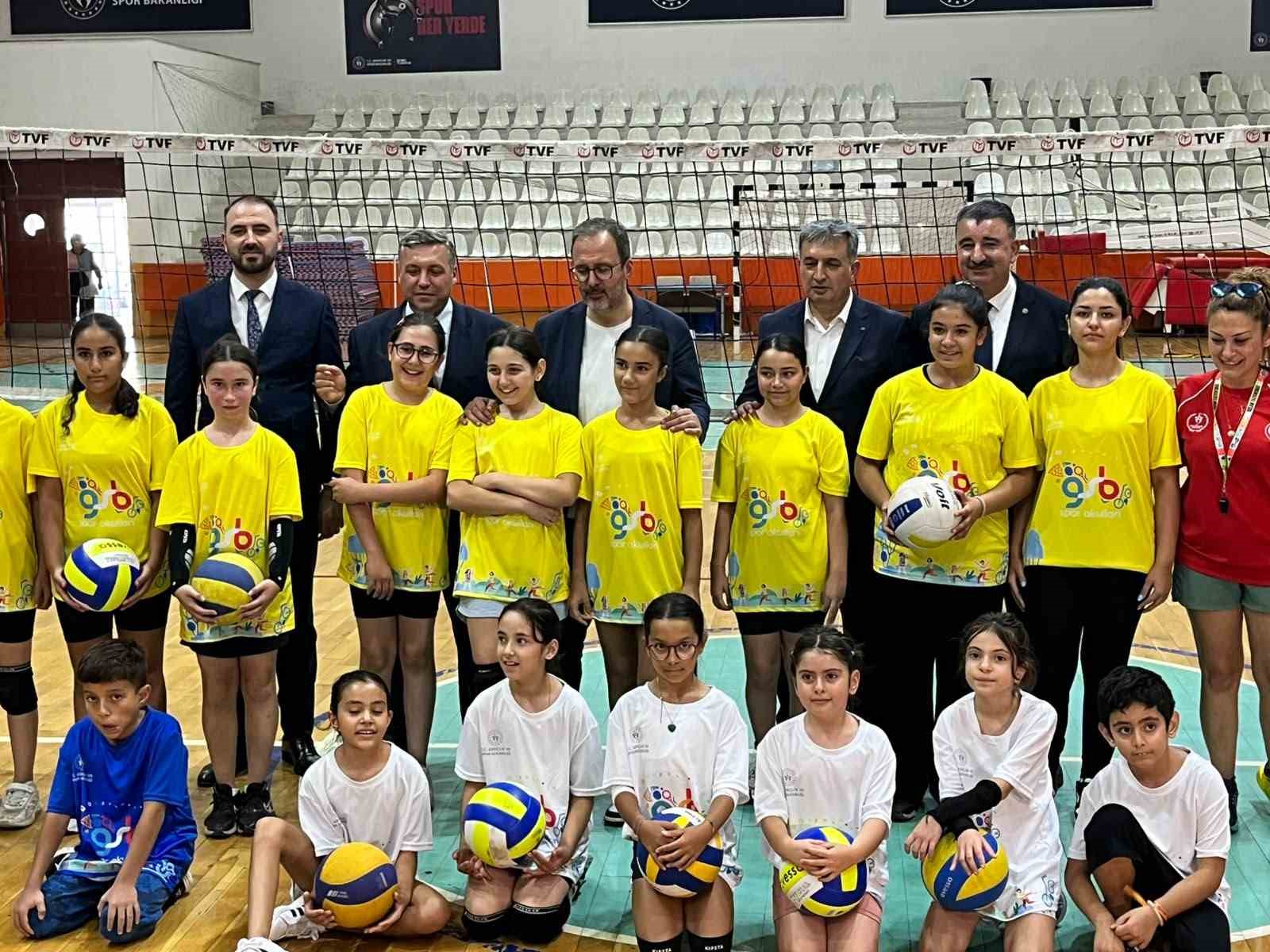 AK PARTİ İZMİR MİLLETVEKİLİ VE ESKİ GENÇLİK VE SPOR BAKANI MEHMET MUHARREM KASAPOĞLU, GAZİEMİR'DEKİ GENÇLİK VE SPOR MERKEZİNDE KURULAN PORTATİF HAVUZU ZİYARET EDEREK İNCELEMELERDE BULUNDU.