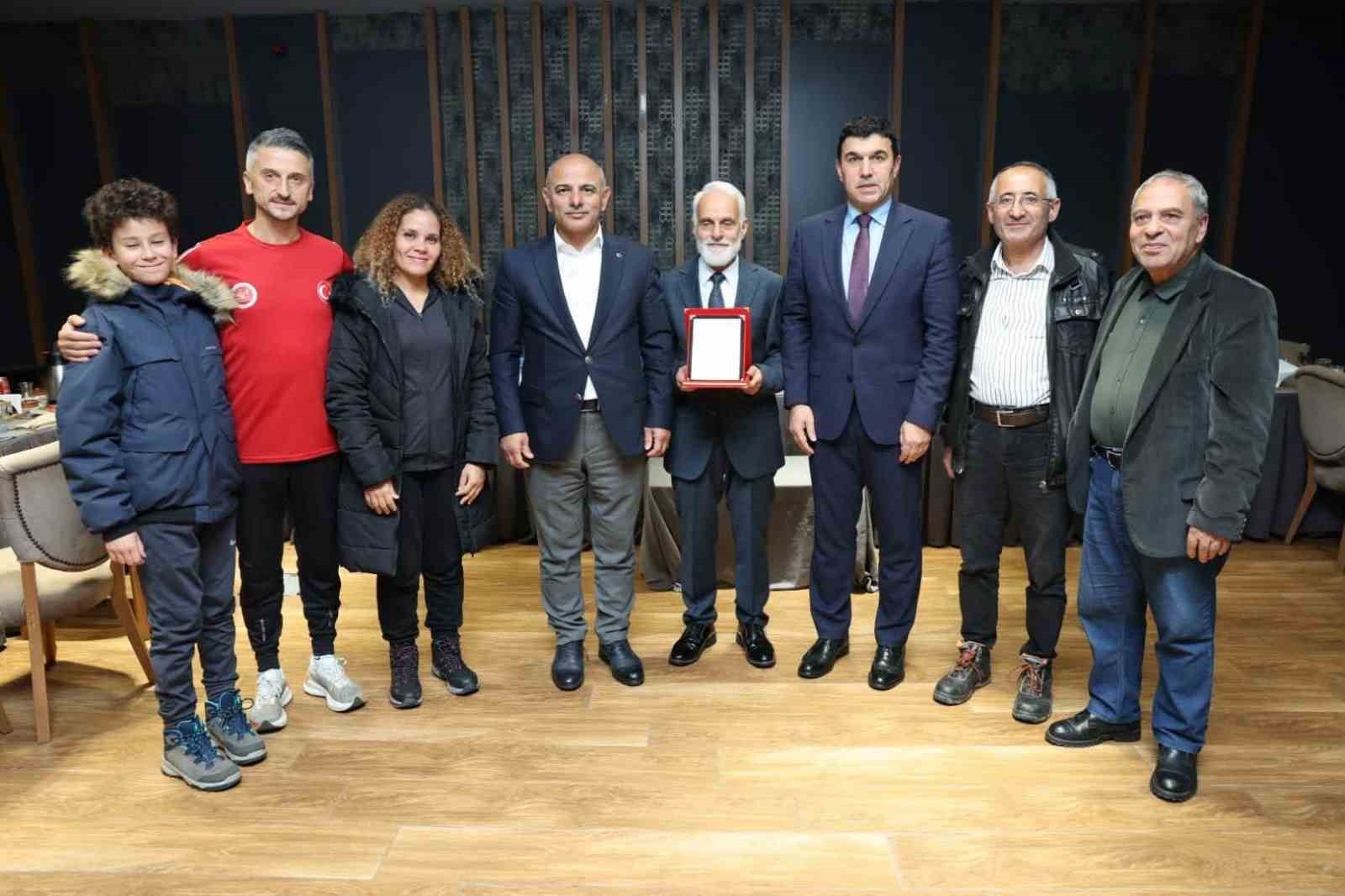 KOCAELİ MASTERLERİ ATLETİZM SPOR KULÜBÜ SPORCUSU EMRULLAH BAYRAKTAR, ANKARA’DA DÜZENLENEN CUMHURBAŞKANLIĞI KOŞUSU’NDA 10 KİLOMETRELİK PARKURU 57 DAKİKADA TAMAMLAYARAK 75-79 YAŞ KATEGORİSİNDE ŞAMPİYON OLDU.