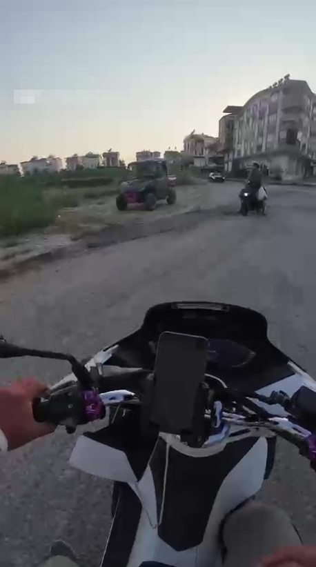 ANTALYA’NIN MANAVGAT İLÇESİNDE KULLANDIKLARI ATV İLE ÇARPTIKLARI YAVRU KÖPEĞİN BAŞINI TAŞLA EZEREK ÖLDÜREN ALMAN KARI-KOCA, MOTOKURYENİN KASK KAMERASI SAYESİNDE YAKALANDI. JANDARMA EKİPLERİ TARAFINDAN KISA SÜREDE YAKALANAN ALMAN TURİST GÖZALTINA ALINDI.