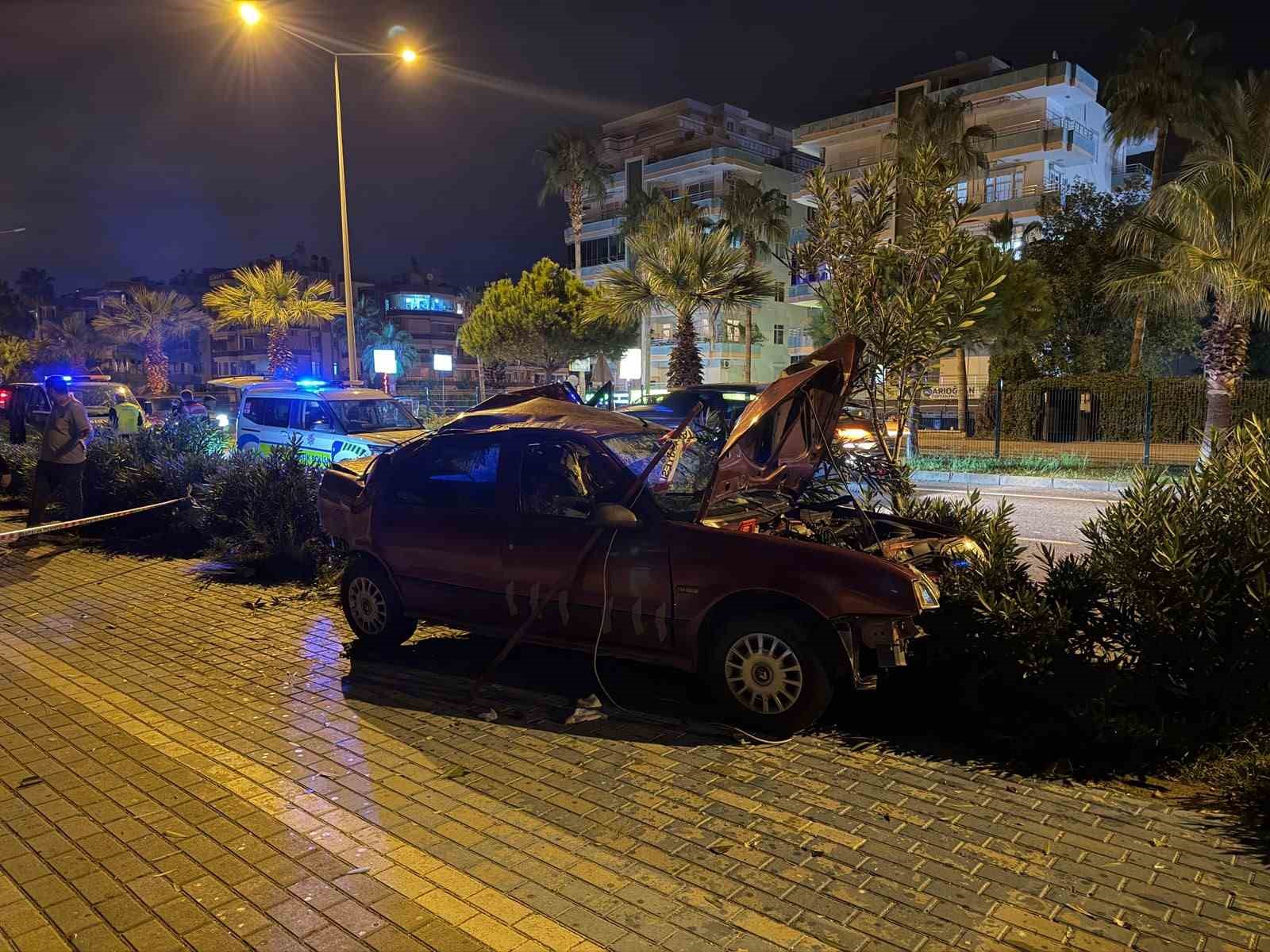 ANTALYA’NIN ALANYA İLÇESİNDE İKİ OTOMOBİLİN KARIŞTIĞI TRAFİK KAZASINDA 2 KİŞİ YARALANDI. ÇARPMANIN ETKİSİYLE TAKLA ATAN OTOMOBİLİN SÜRÜCÜSÜ KAZAYI YARA ALMADAN ATLATTI. YARALILARDAN BİRİNİN HAYATİ TEHLİKESİNİN BULUNDUĞU ÖĞRENİLDİ.