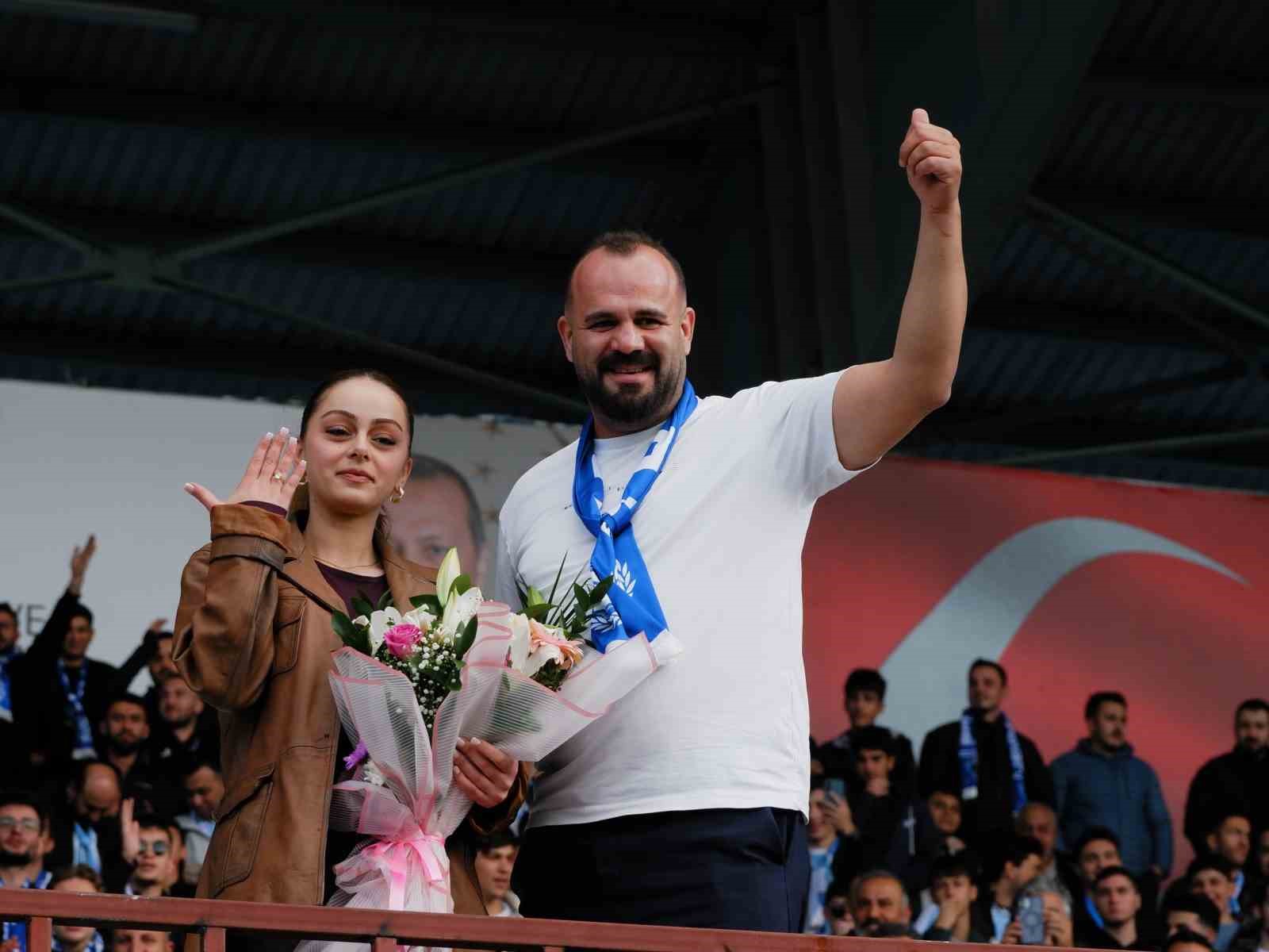 TRENDYOL SÜPER LİG’İN 8. HAFTASINDA ERZURUMSPOR FK’NİN EYÜPSPOR’U 2-0 MAĞLUP ETTİĞİ KARŞILAŞMA ÖNCESİNDE, DADAŞLAR GRUBU LİDERİ SERKAN CEBANAY (37) , SEVGİLİSİ BUSE YILDIRIM’A (24) TRİBÜNLERDE EVLİLİK TEKLİFİNDE BULUNDU.