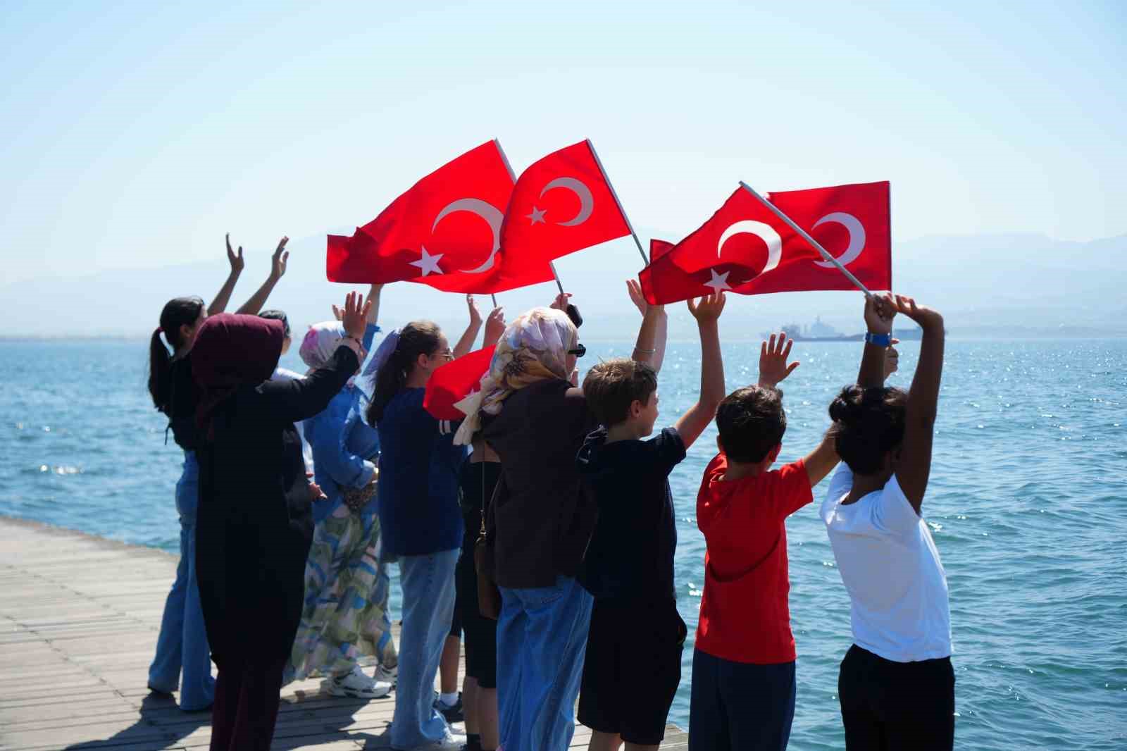 TEKNOFEST MAVİ VATAN ETKİNLİKLERİ ÖNCESİ TÜRK DONANMASININ İZMİT KÖRFEZİ'NDEKİ SELAMLAMA GEÇİŞİ COŞKUYLA İZLENDİ.