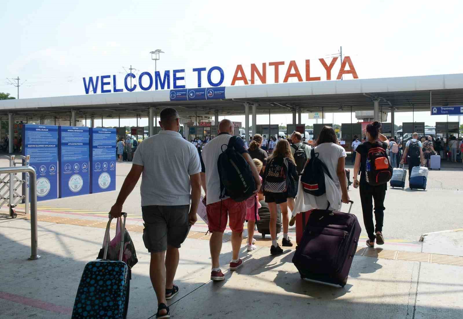 ANTALYA’DA 1 AĞUSTOS’TA 103 BİN 200 YABANCI ZİYARETÇİYLE 2026 YILININ GÜNLÜK GİRİŞ REKORU KIRILIRKEN, AĞUSTOS AYINDA ÖZELLİKLE NİTELİKLİ TESİSLERDE DOLULUK ORANLARI YÜZDE 90-95’İN ÜZERİNE ÇIKTI.