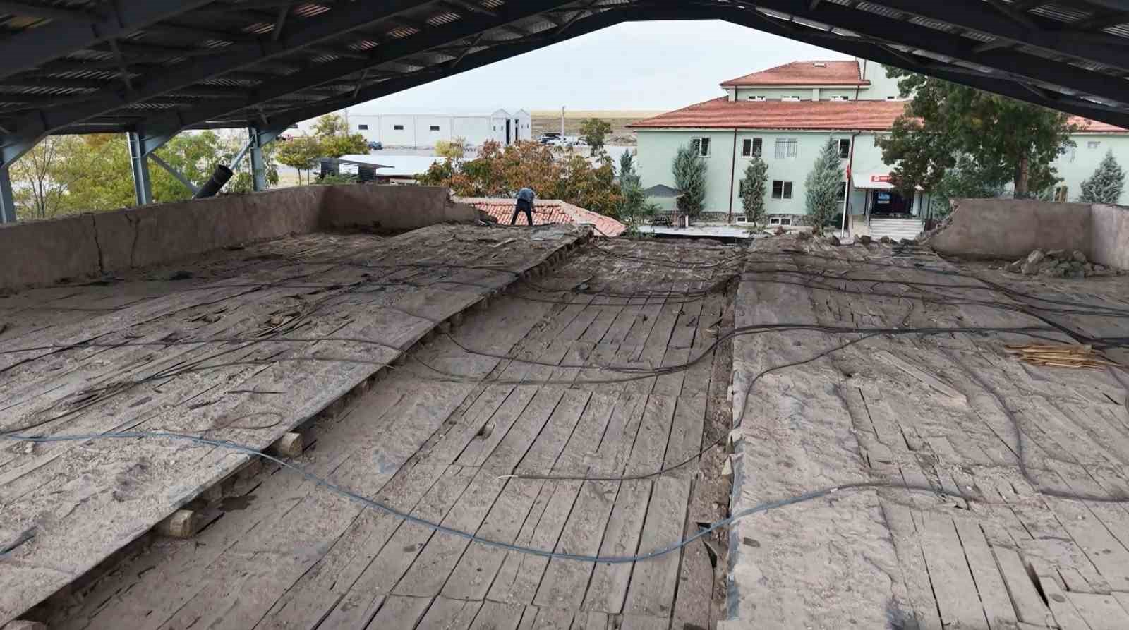 YAKLAŞIK 500 YIL ÖNCE SELÇUKLU DÖNEMİNDE AKSARAY’IN ESKİL İLÇESİNDE YAPTIRILAN TARİHİ ULU CAMİ 6 YILDIR DEFALARCA KEZ RESTORASYONA GİRMESİNE RAĞMEN HALEN İBADETE KAPALI. İLÇE HALKI BİTMEYEN RESTORASYONA İSYAN EDERKEN, YENİ BİR FİRMA TARAFINDAN BAŞLATILAN TADİLAT ÇALIŞMALARI SÜRÜYOR.