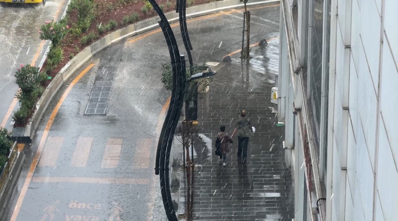 KARABÜK'TE ANİDEN BASTIRAN VE YAKLAŞIK 10 DAKİKA ETKİLİ OLAN SAĞANAK YAĞIŞ, KENT MERKEZİNDE RENKLİ GÖRÜNTÜLERE SAHNE OLDU.