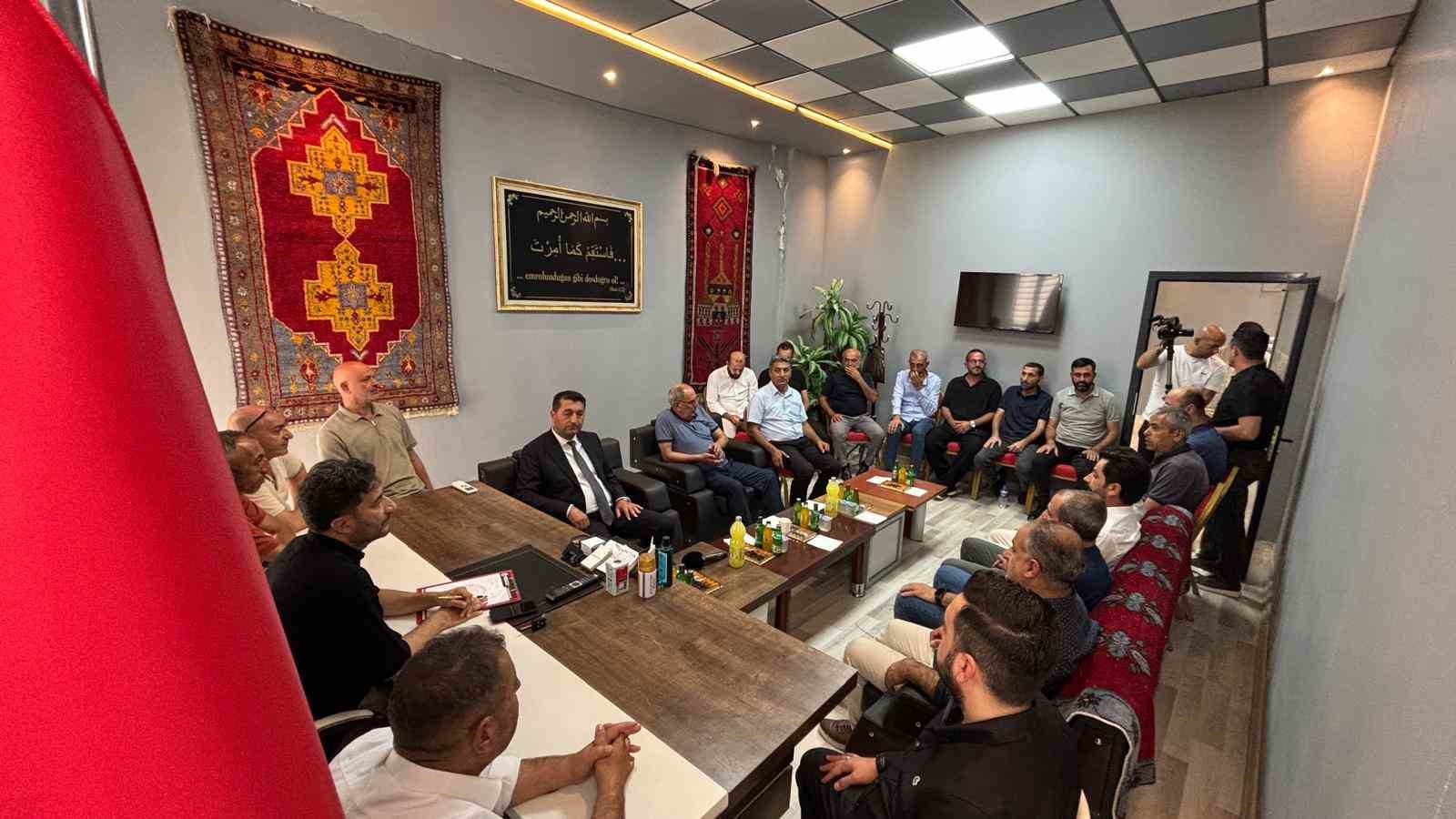 MALATYA TİCARET VE SANAYİ ODASI BAŞKANLIĞINA ADAYLIĞINI AÇIKLAYAN MAHMUT BOYRAZ, PARÇİKANLILAR YARDIMLAŞMA VE DAYANIŞMA DERNEĞİ’Nİ ZİYARET ETTİ.